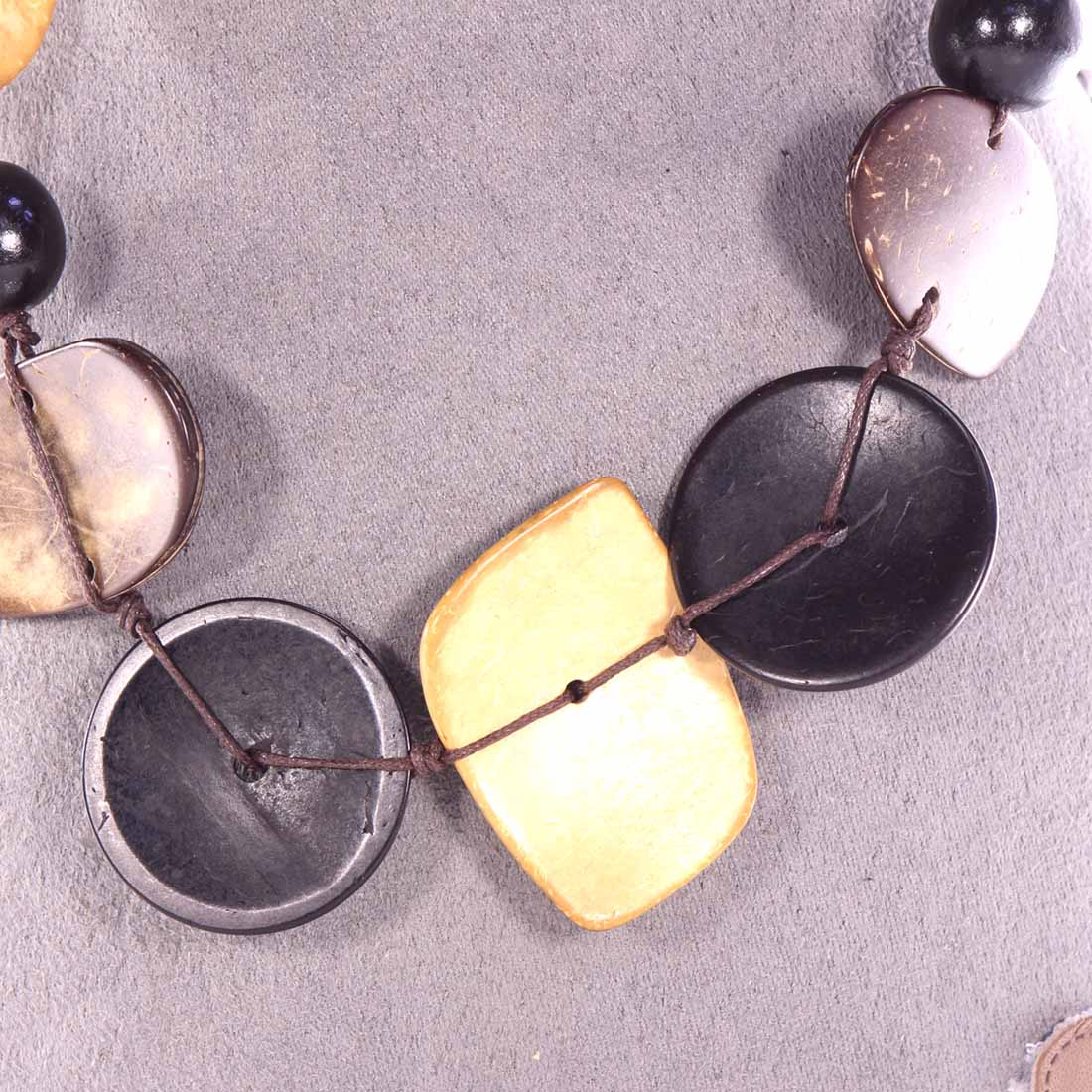 Lot de colliers en bois graine Bon état - Vue 7 - 