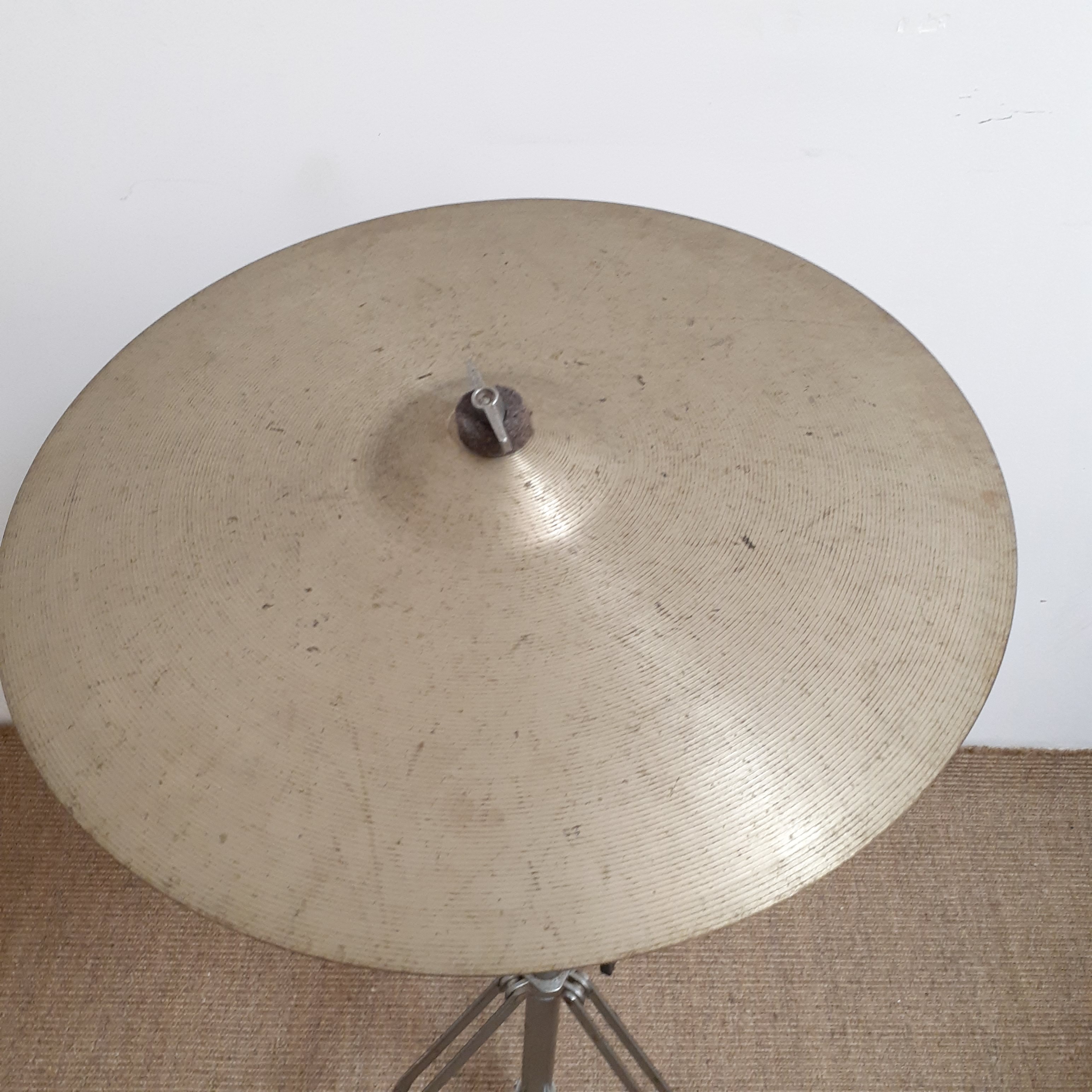 Cymbale en cuivre avec pied réglable Bon état - Vue 2 - 