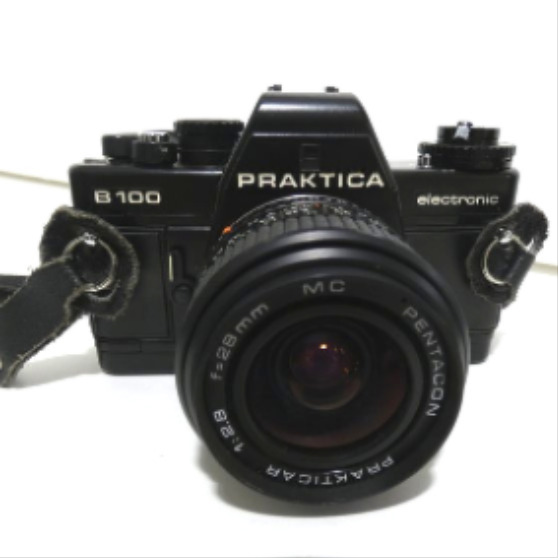 Voir photo 2 de Appareil photo argentique Praktica B100 electronic + 3 objectifs Appareil photo argentique Praktica B100 electronic + 3 objectifs Bon état - Vue 2 -