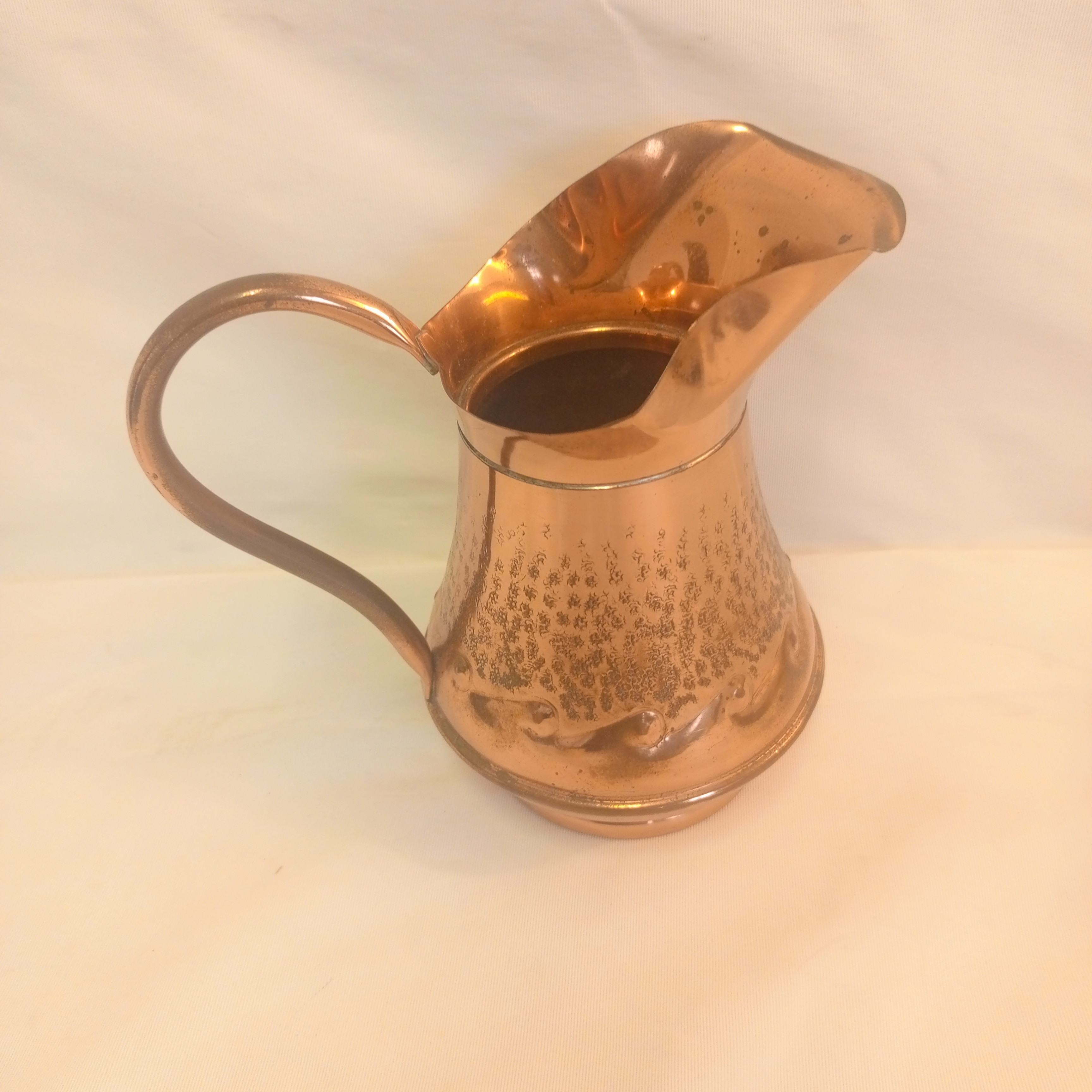 Ancien pichet en cuivre martelé - Photo 3