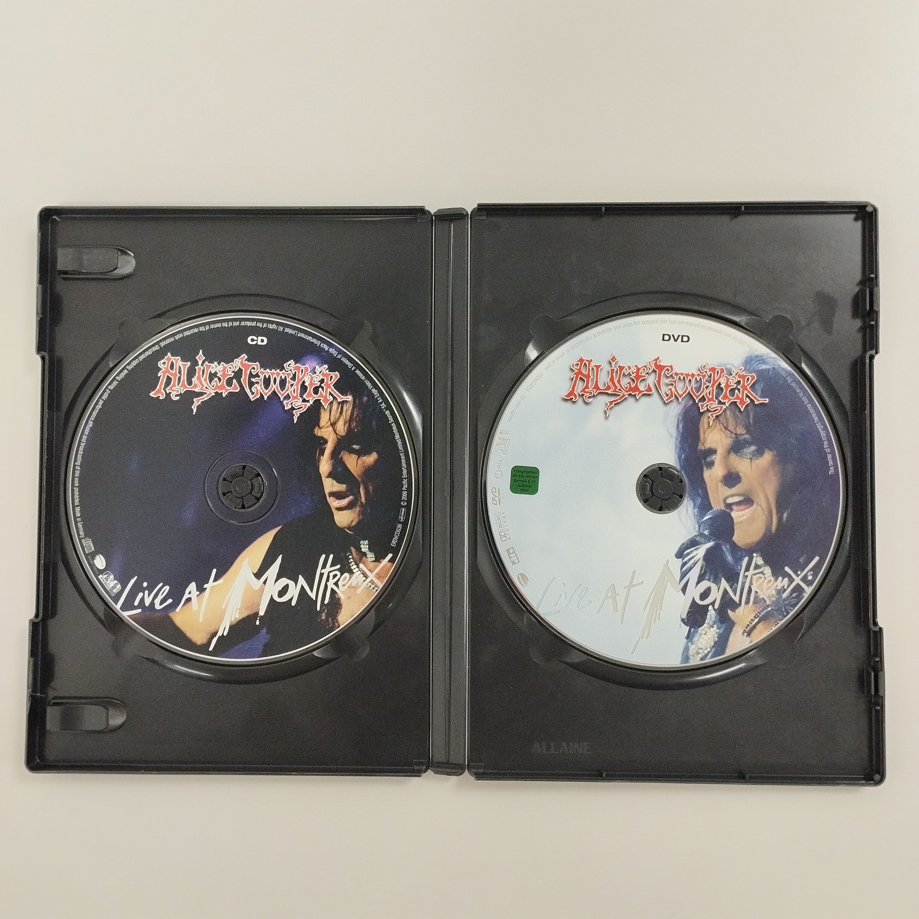 Voir photo 7 de Lot de 2 DVD musicaux hard rock : Alice Cooper Trashes the World / Alice Cooper Live at Montreux Lot de 2 DVD musicaux hard rock : Alice Cooper Trashes the World / Alice Cooper Live at Montreux Comme neuf - Vue 7 -