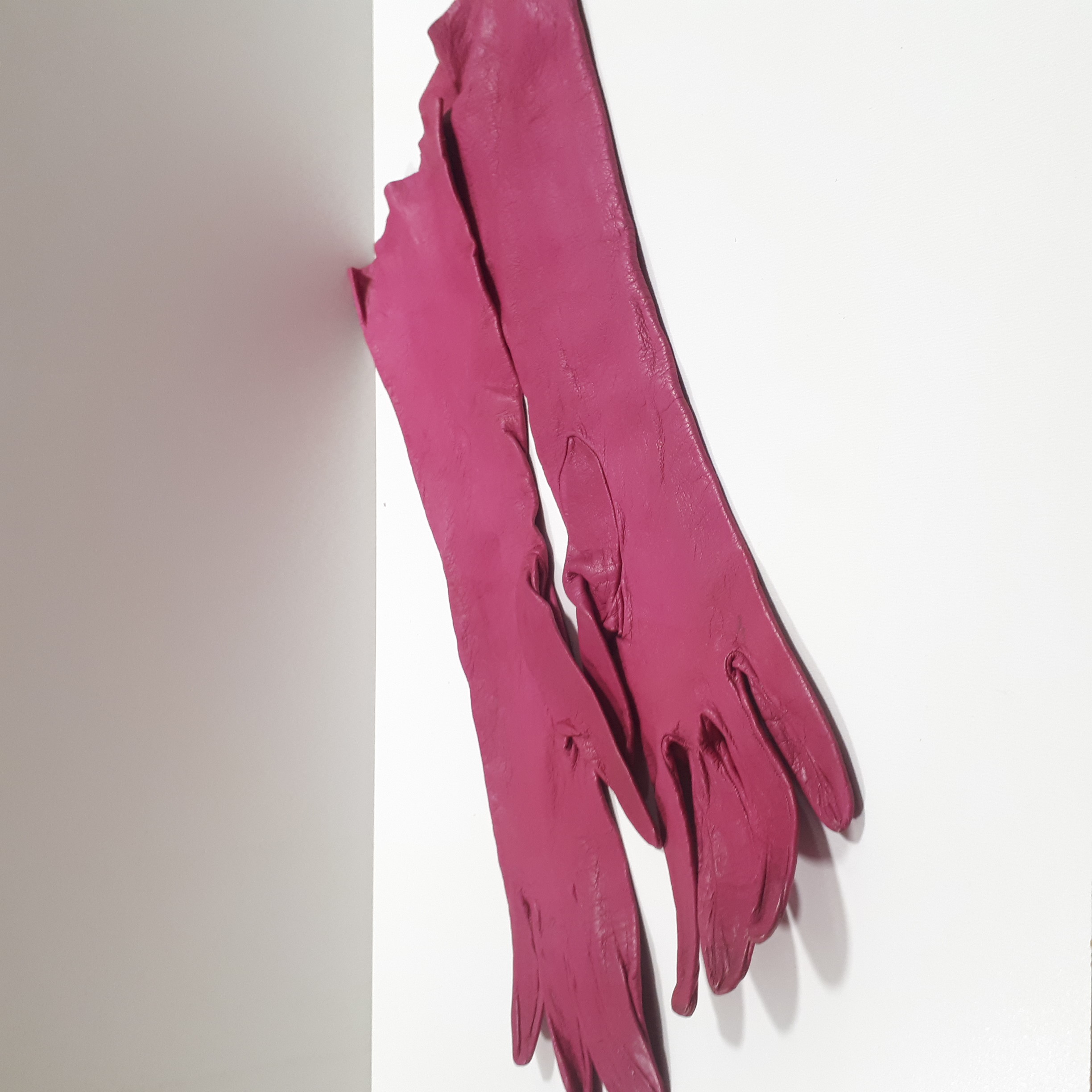 1 paire de gants en cuir, coloris rose, petite taille, poignets longs Bon état -  reconditionné disponible sur Label Emmaüs