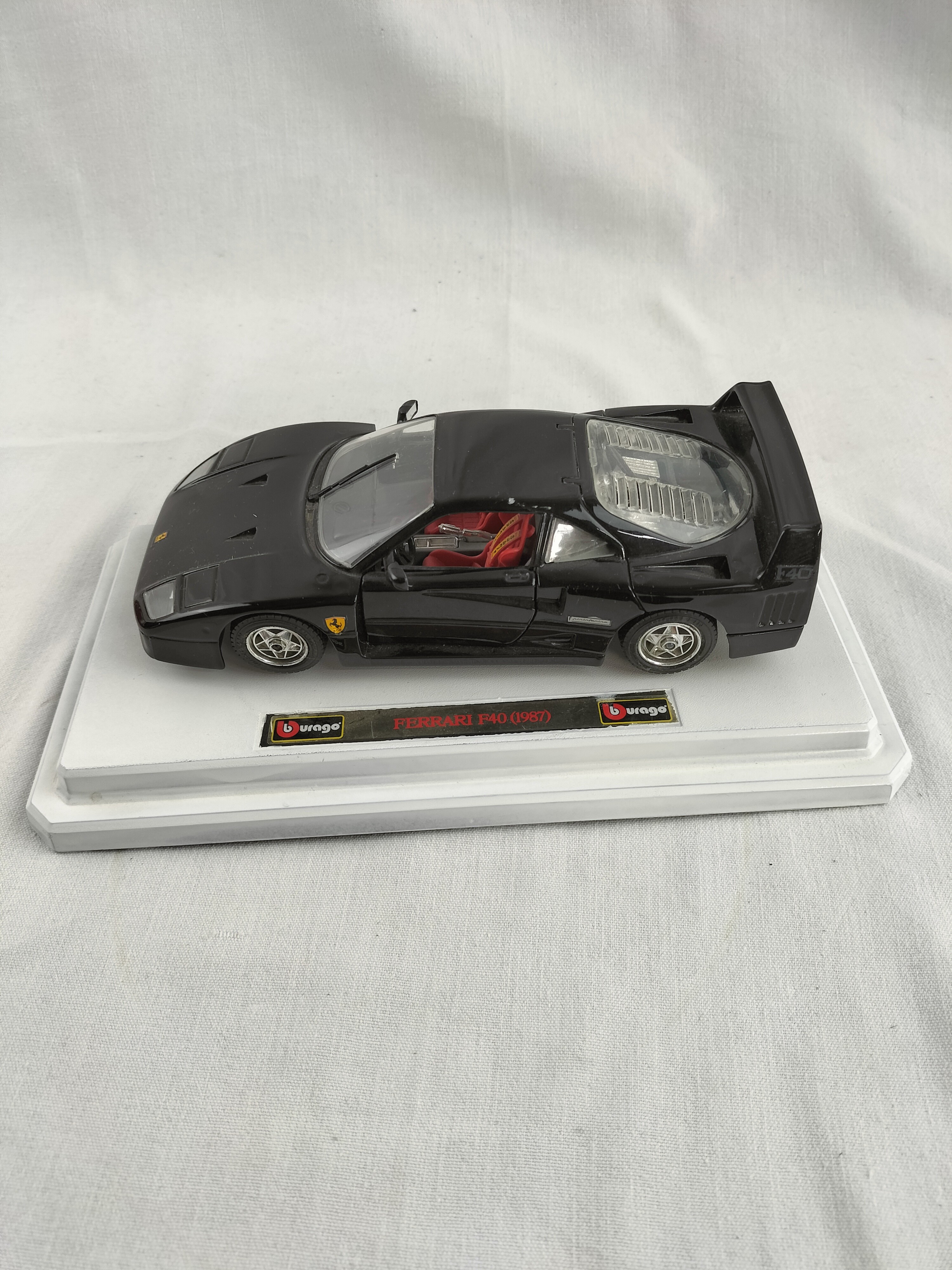 Voir photo 38 de Lot de 8 voitures miniatures de collection – Ferrari, Porsche, Mustang, Cadillac, Corvette Lot de 8 voitures miniatures de collection – Ferrari, Porsche, Mustang, Cadillac, Corvette Bon état - Vue 38 -