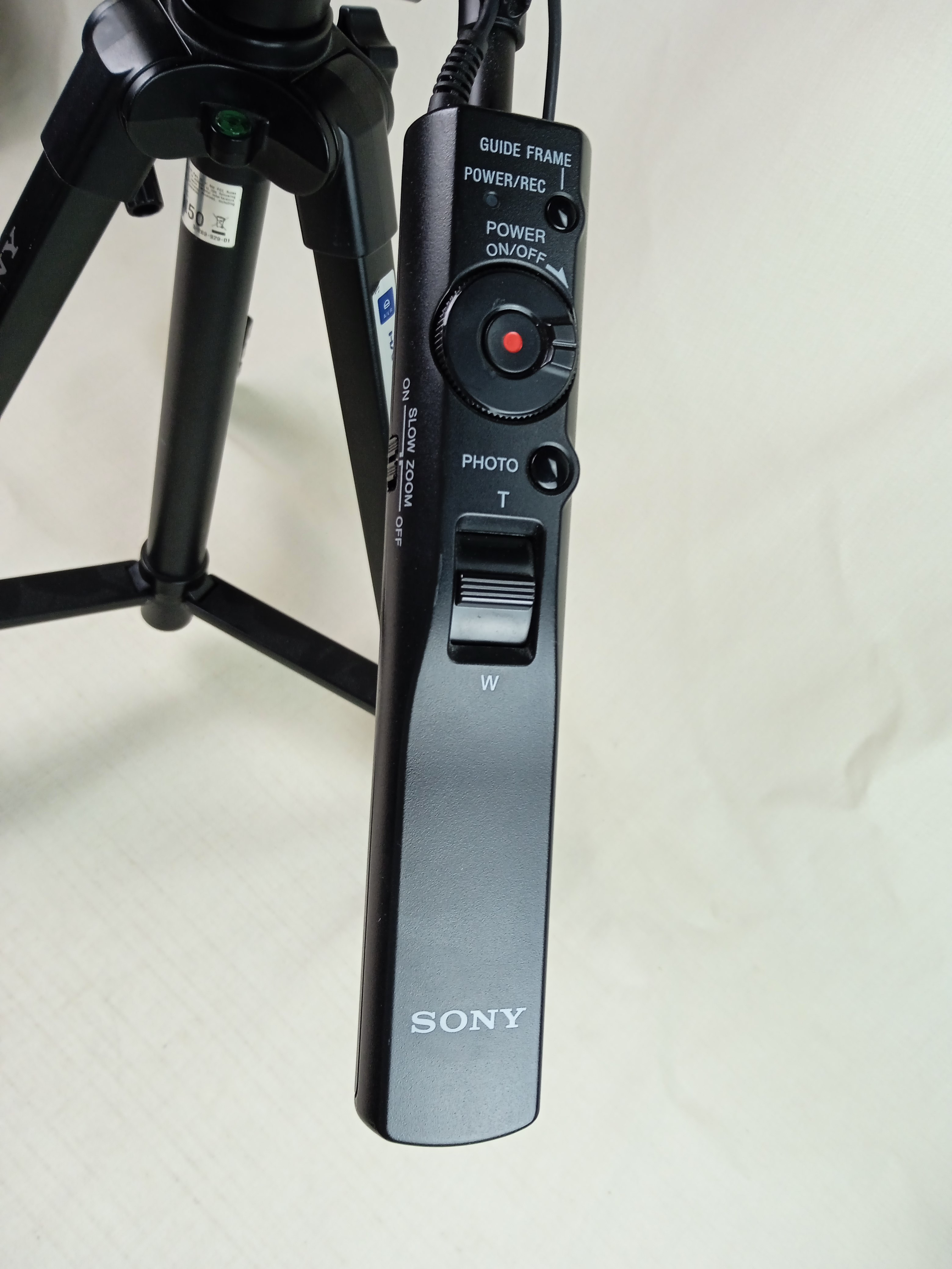 Voir photo 5 de Appareil Photo Sony Cyber-shot DSC-H9 et son trépied Sony VTC 60 AV Appareil Photo Sony Cyber-shot DSC-H9 et son trépied Sony VTC 60 AV Bon état - Vue 5 -