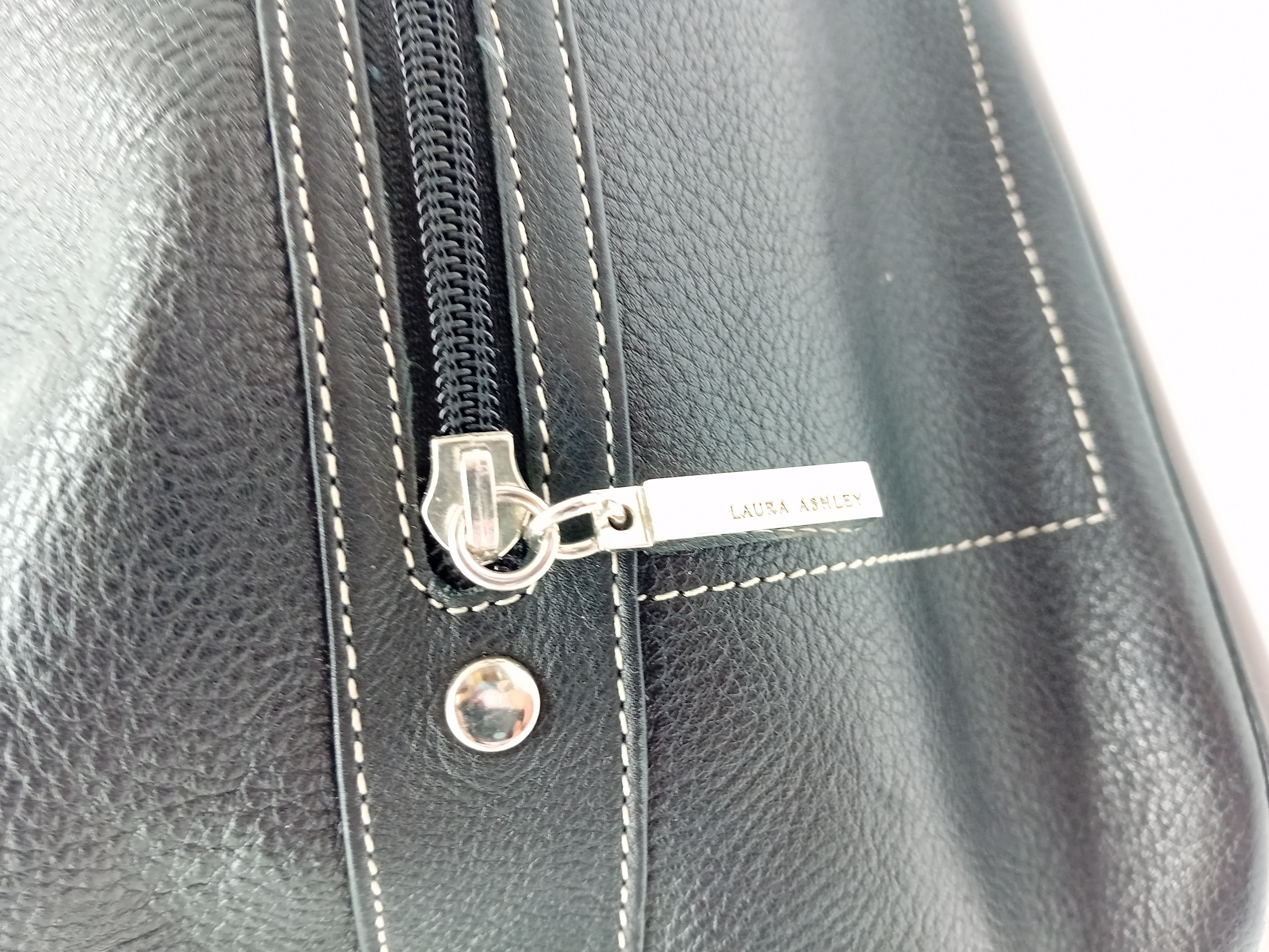Sac À Main Cuir Noir Laura Ashley Couture Contrastée (T4955) Très bon état - Vue 6 - 