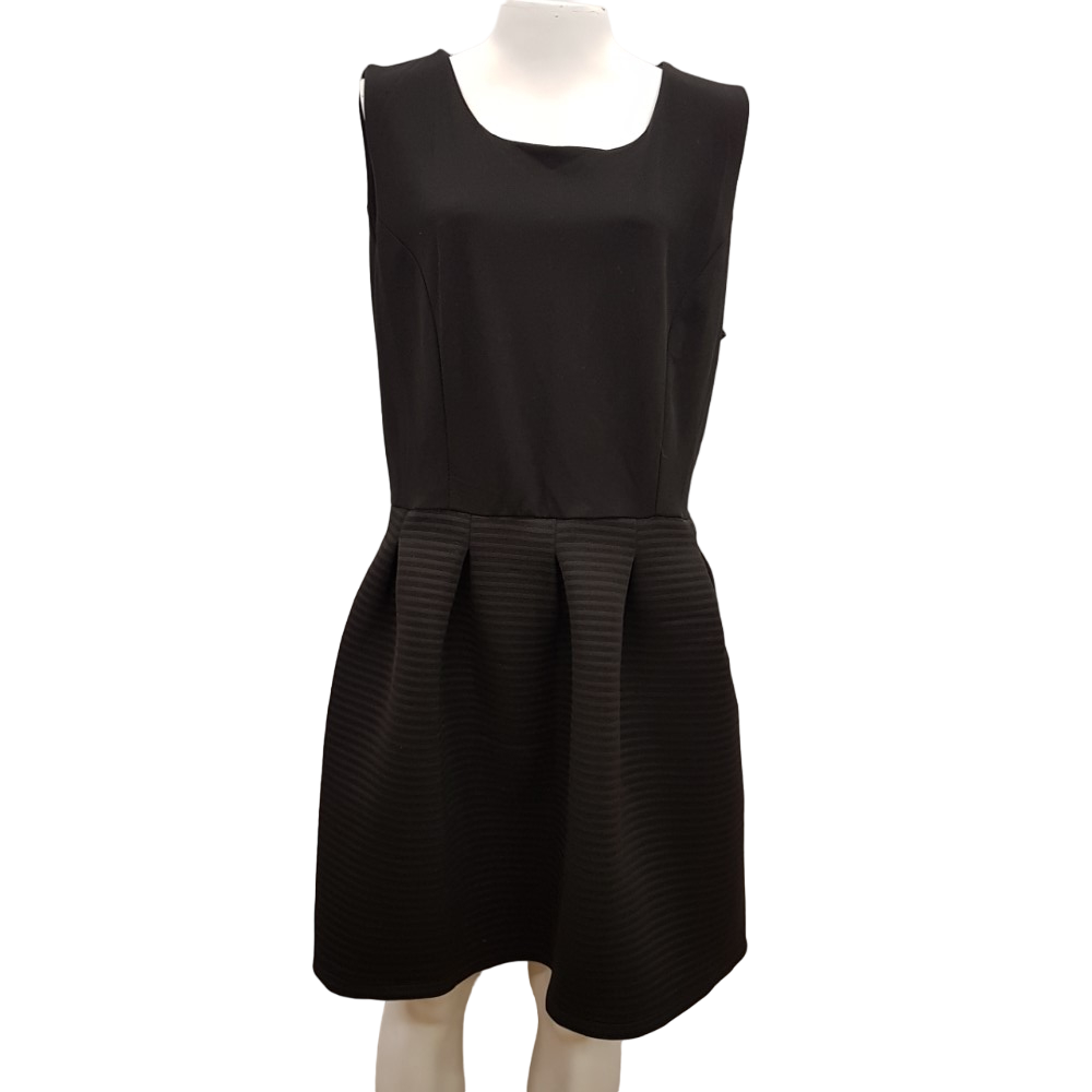Acheter Robe de fêtes chic noire - AGATHE VELMONT - Taille 4 Très bon état - 14,50 € Robe de fêtes chic noire - AGATHE VELMONT - Taille 4 Très bon état - reconditionné disponible sur Label Emmaüs