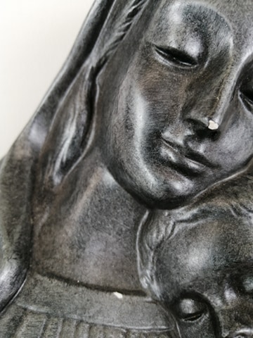 Voir photo 4 de Statue vierge à l'enfant en plâtre - état correct Statue vierge à l'enfant en plâtre - état correct État correct - Vue 4 -