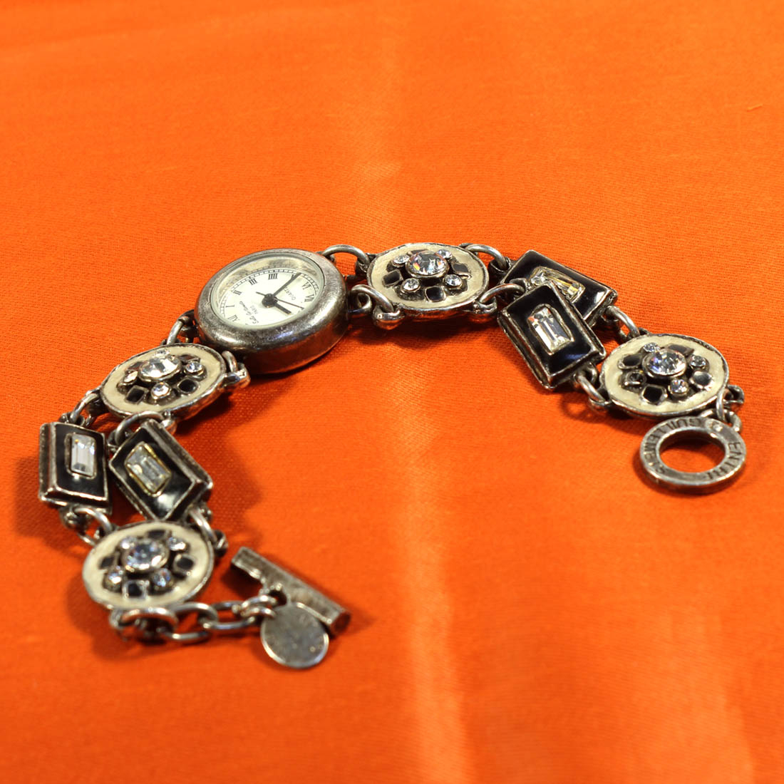 Acheter Montre femme Entre Guillemets État correct - 27,00 € Montre femme Entre Guillemets État correct - reconditionné disponible sur Label Emmaüs