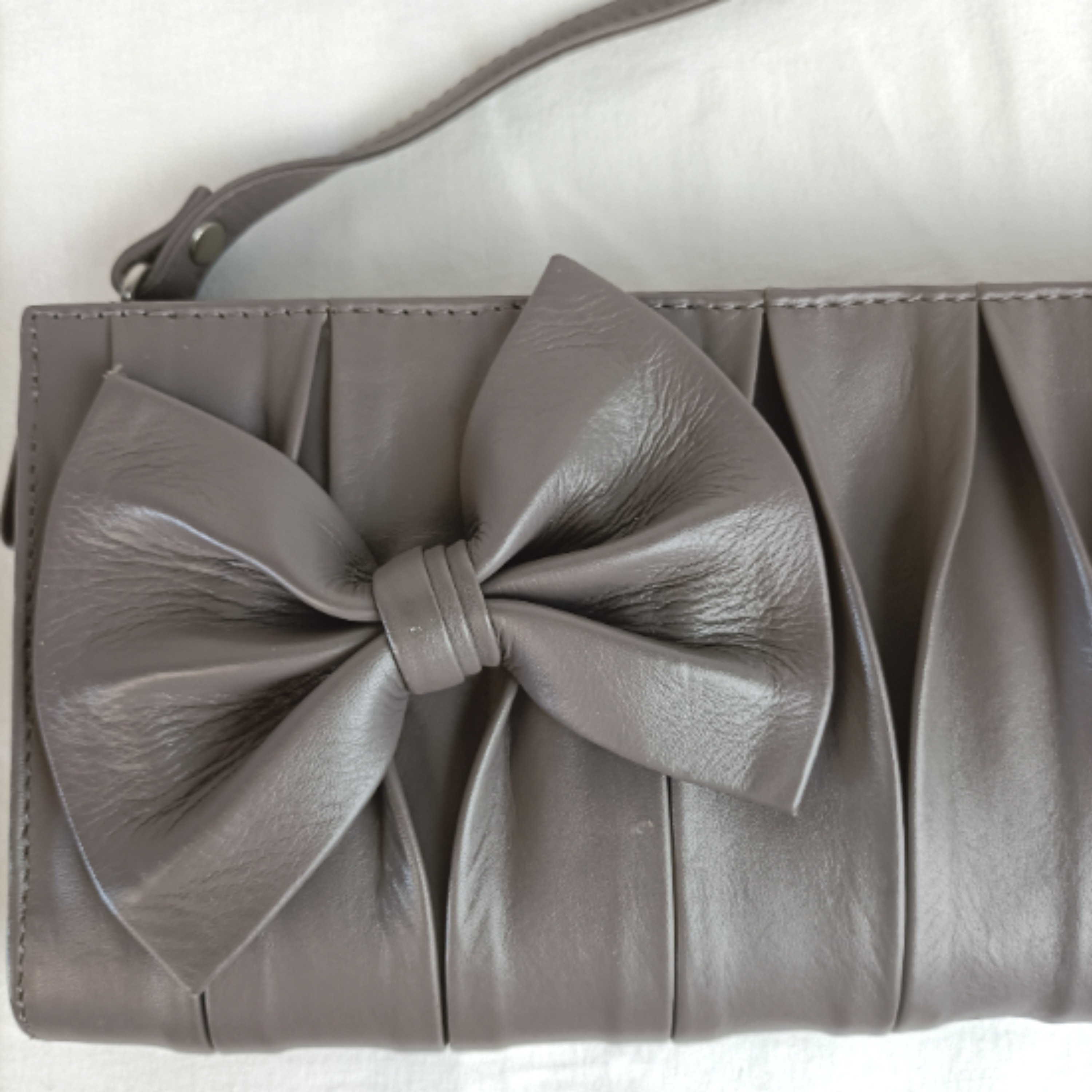 Sac bandoulière en cuir de vachette gris taupe - Un jour ailleurs - Photo 1