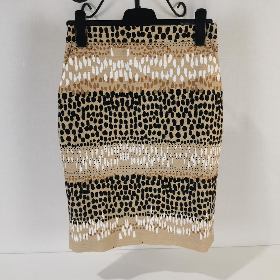 Acheter Jupe à motifs - Un Jour Ailleurs - taille 38 Très bon état - 20,00 € Jupe à motifs - Un Jour Ailleurs - taille 38 Très bon état - reconditionné disponible sur Label Emmaüs
