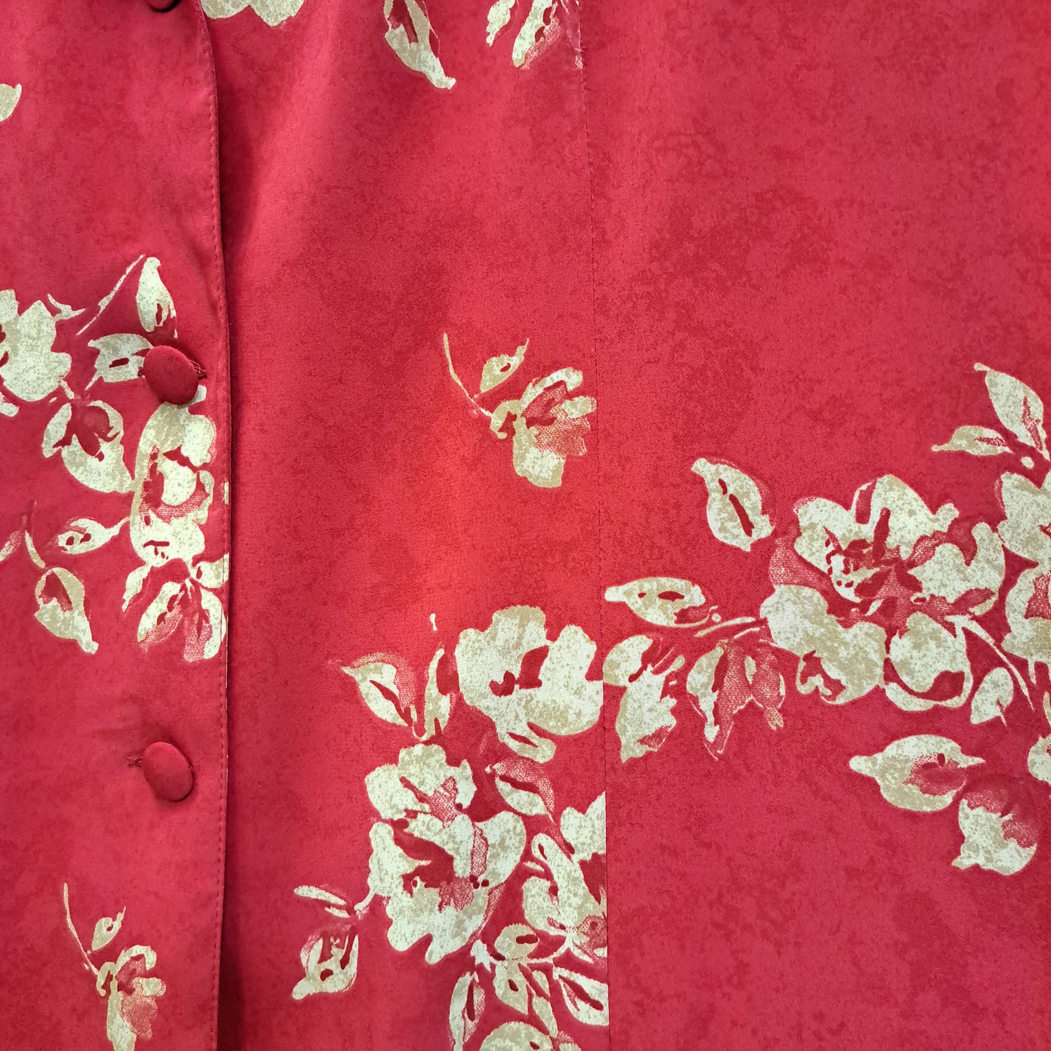 Voir photo 4 de CHEMISIER POLYESTER FLEURS SUR FOND ROUGE UN JOUR AILLEURS T44 CHEMISIER POLYESTER FLEURS SUR FOND ROUGE UN JOUR AILLEURS T44 Très bon état - Vue 4 -