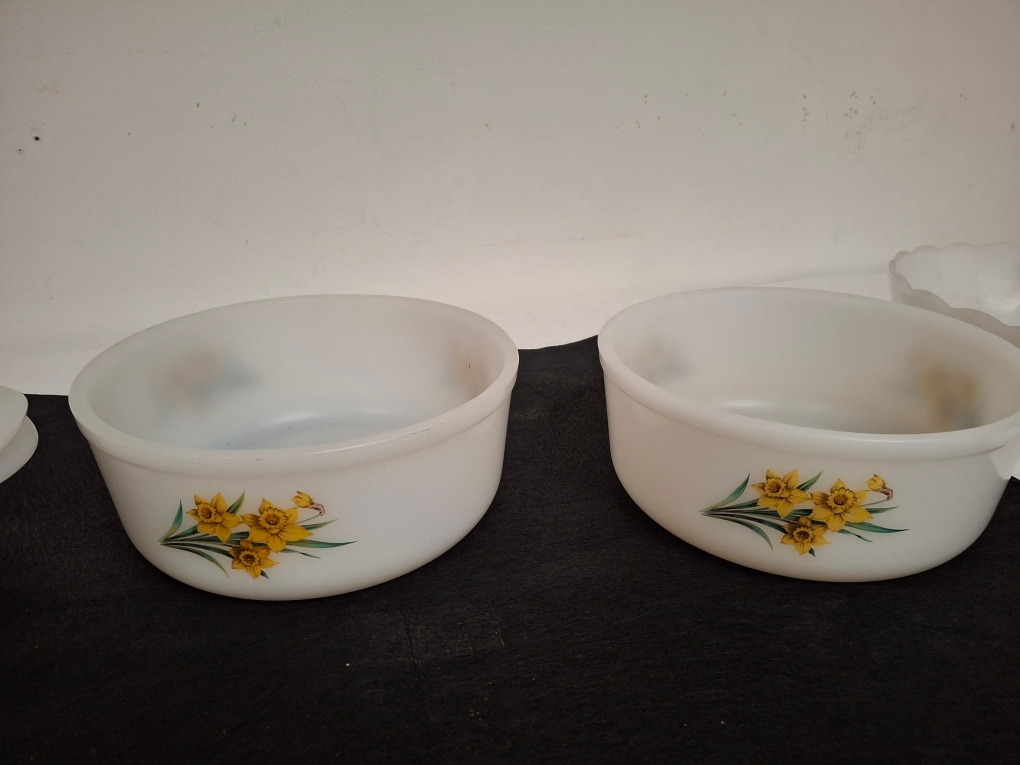 Plats, cocotte et saladier ARCOPAL modèle JONQUILLES années 60 - Photo 3