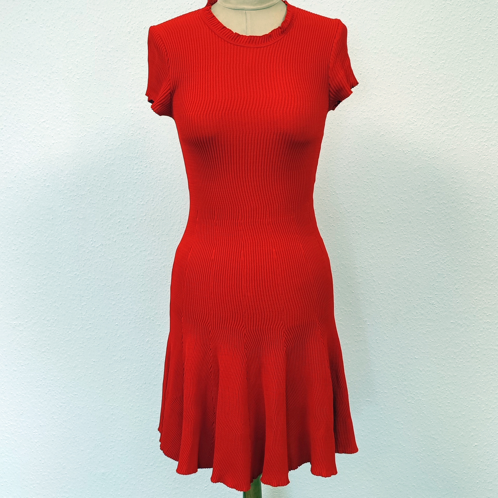 Acheter LOUIS VUITTON - Magnifique Robe ajustée rouge en maille - 36/38 - Femme Très bon état - 169,00 € LOUIS VUITTON - Magnifique Robe ajustée rouge en maille - 36/38 - Femme Très bon état - reconditionné disponible sur Label Emmaüs