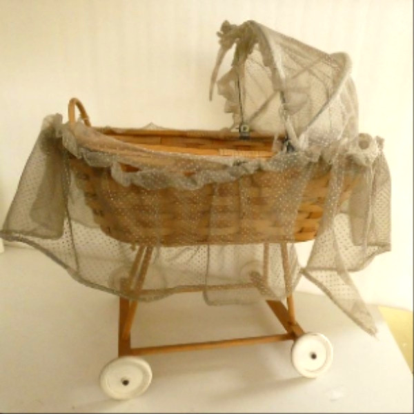 Voir photo 2 de Ancien grand landau en bois sur roulettes (hauteur 56 cm) Ancien grand landau en bois sur roulettes (hauteur 56 cm) Bon état - Vue 2 -