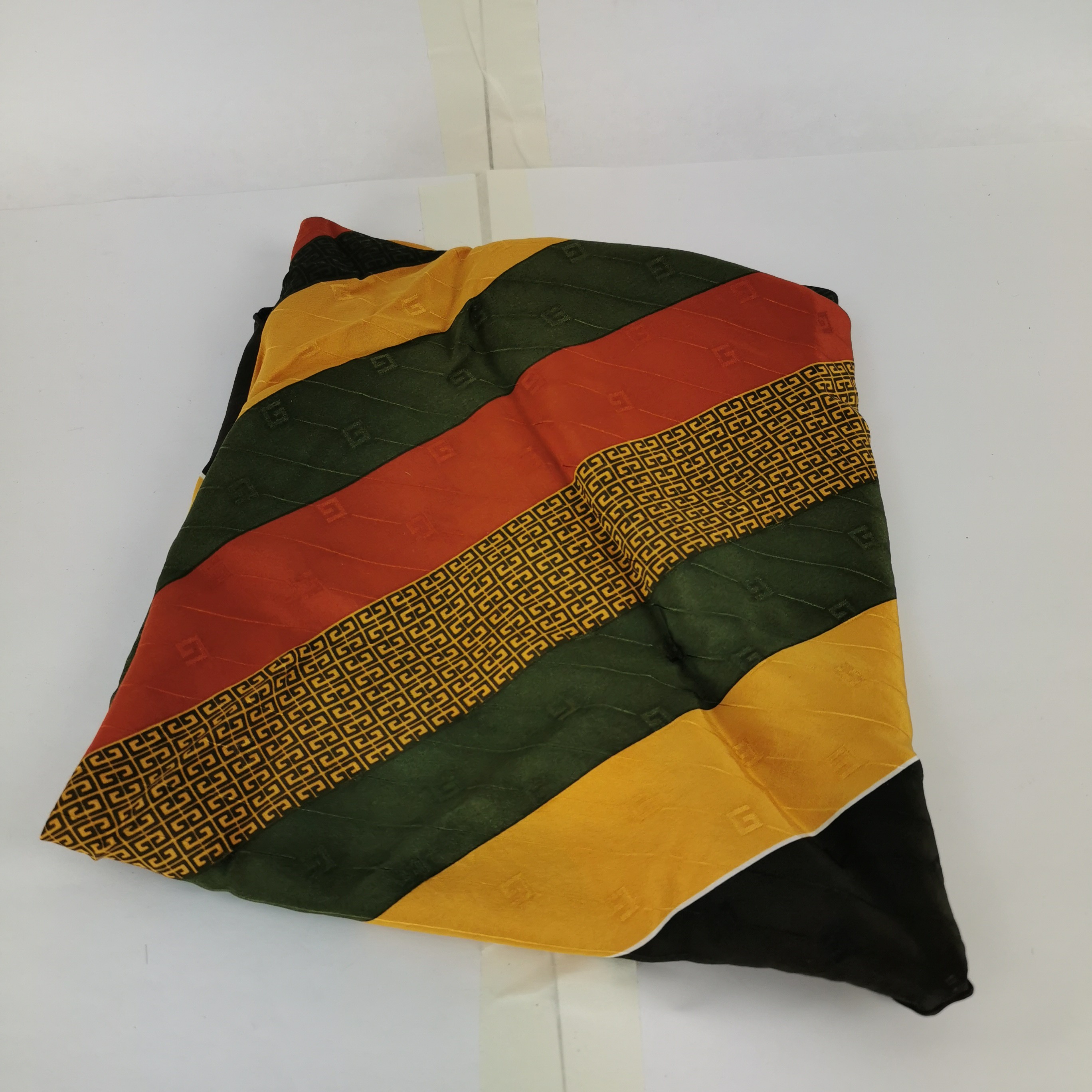 Foulard GIVENCHY en soie - Photo 1