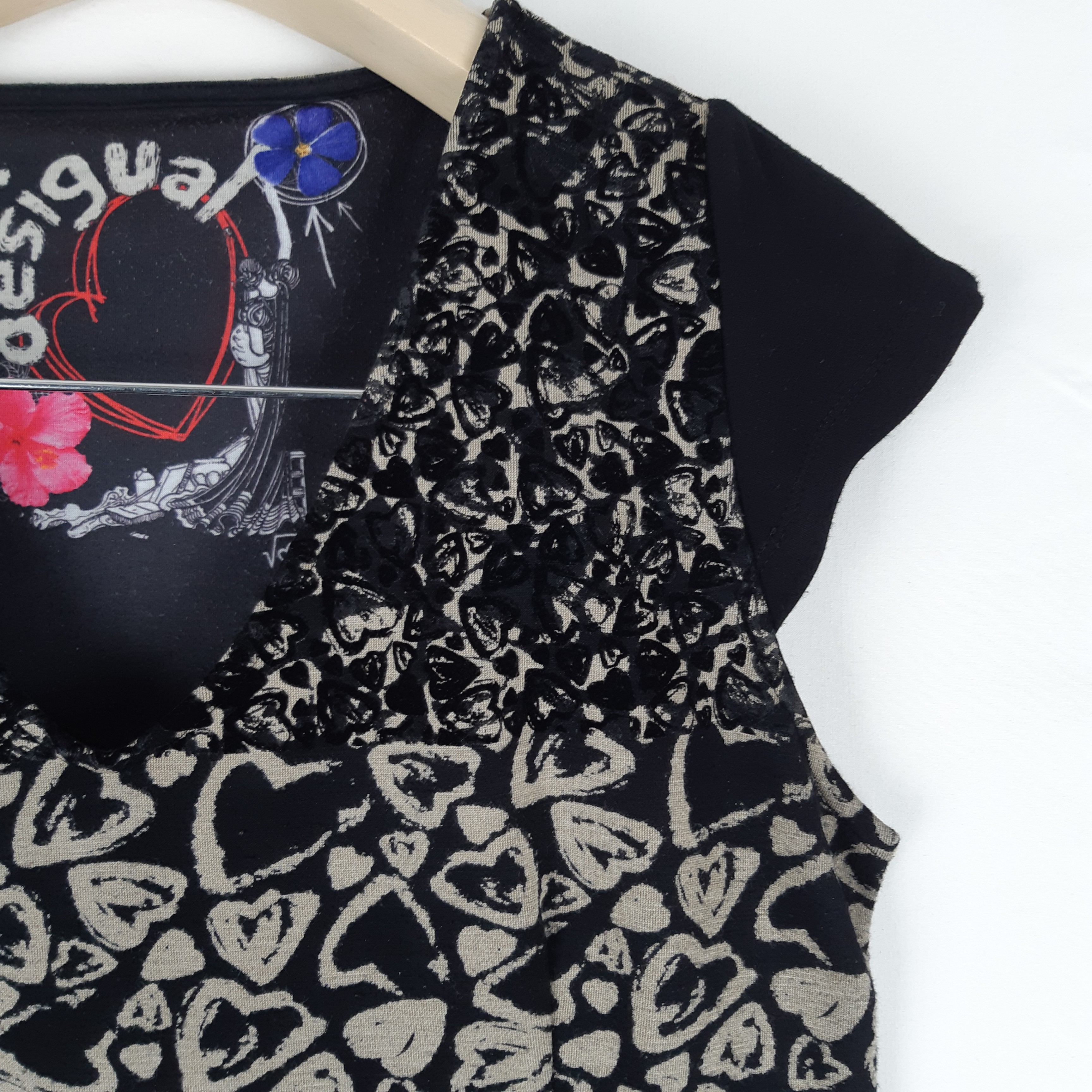 Desigual - Robe courte noire motifs cœurs ❤️​ - Taille S/M mesures Poitrine= 43 Longueur= 92  - Vue 2 - 