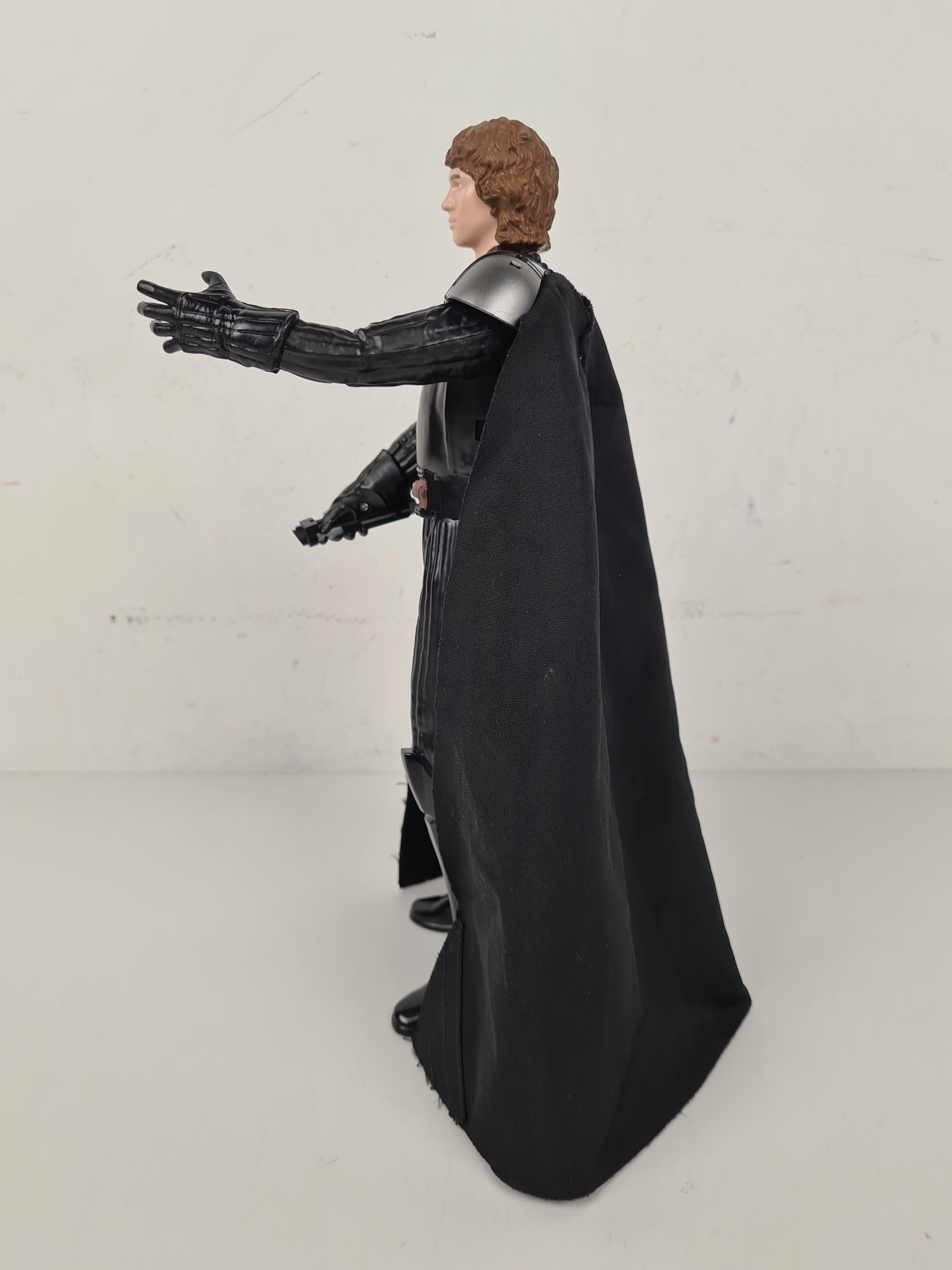 Voir photo 3 de Figurine articulée Star Wars Anakin Skywalker as Dark Vador 2012 Hasbro 12" -33 cm- Figurine articulée Star Wars Anakin Skywalker as Dark Vador 2012 Hasbro 12" -33 cm- Bon état - Vue 3 -