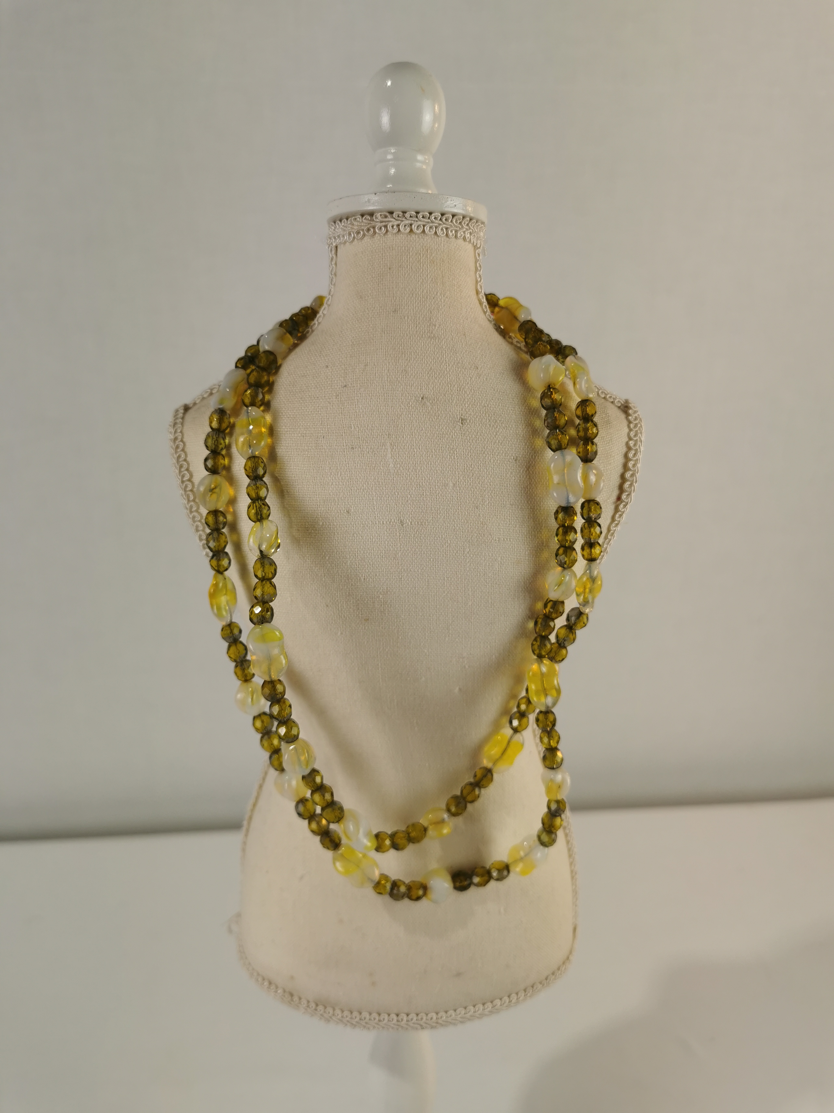 Collier perles pâte de verre jaune et vert  Bon état - Vue 2 - 