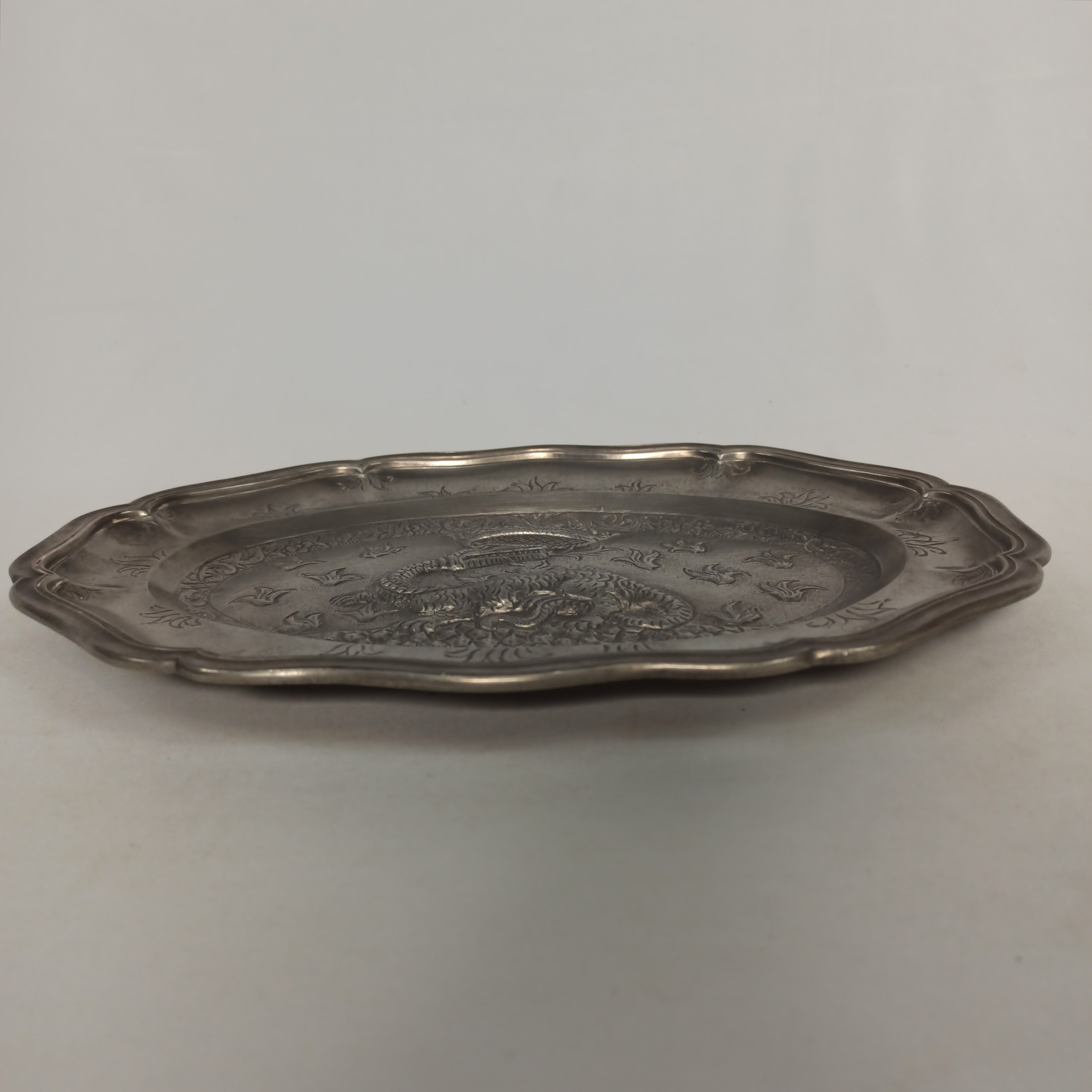 Plat décoratif en étain - Bon état - Photo 4