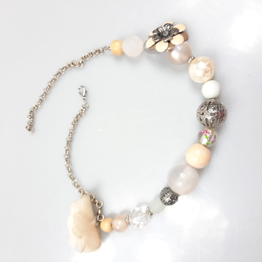 Voir photo 4 de Collier charme perles fantaisie et fleur en tissu Collier charme perles fantaisie et fleur en tissu Très bon état - Vue 4 -