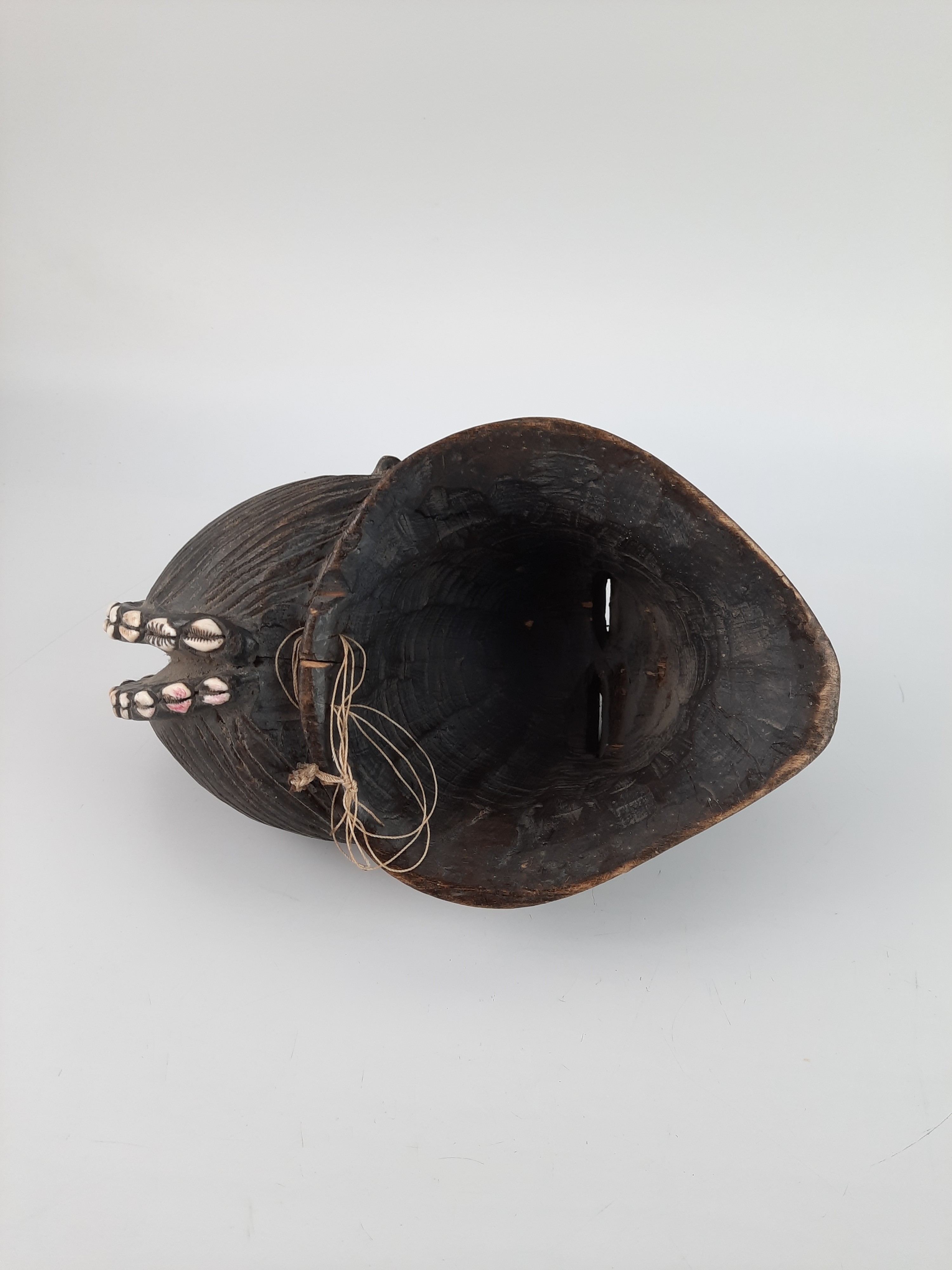Masque africain en bois avec pièces de monnaie Bon état - Vue 14 - 