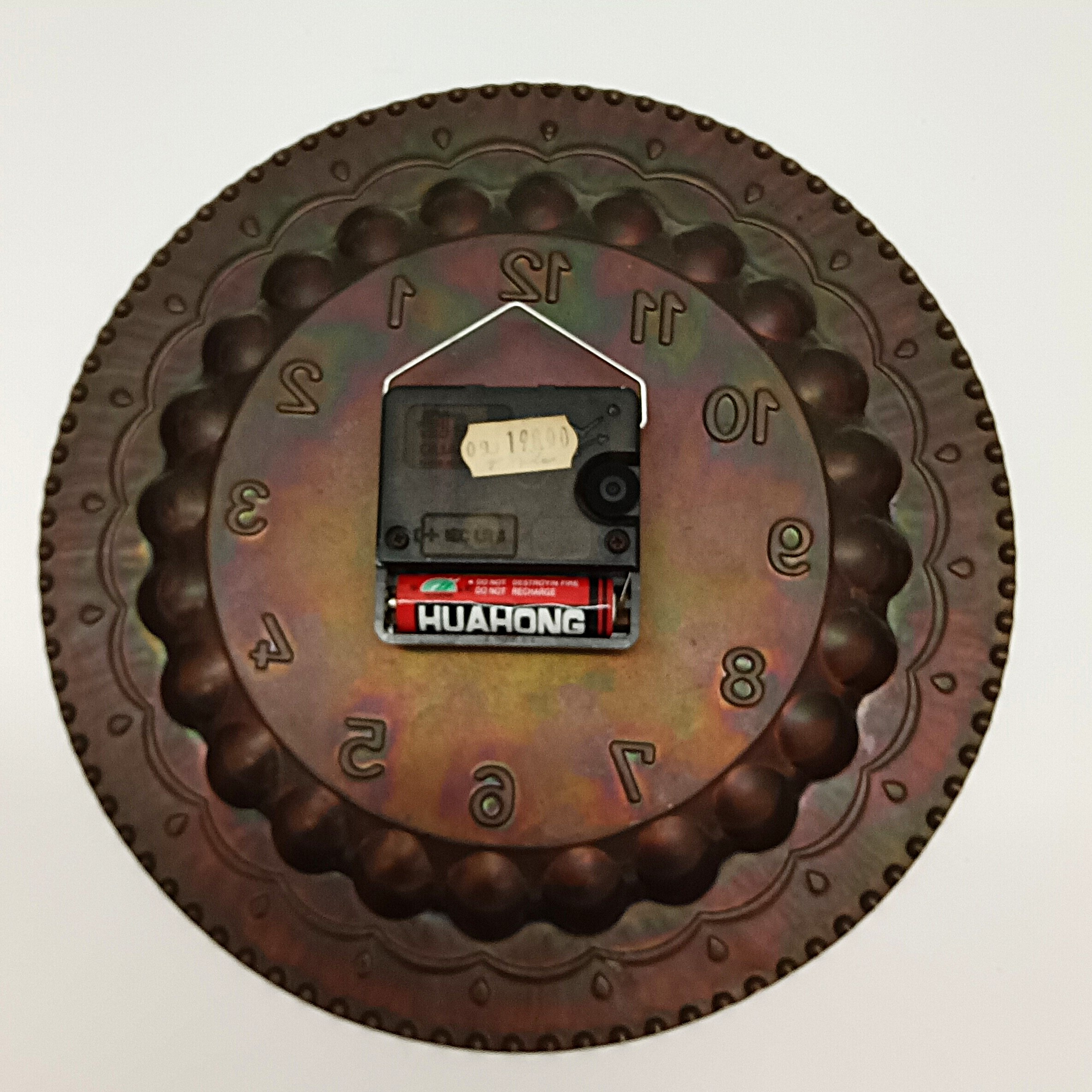Horloge murale ronde en métal à décor martelé, mouvement quartz Bon état - Vue 3 - 
