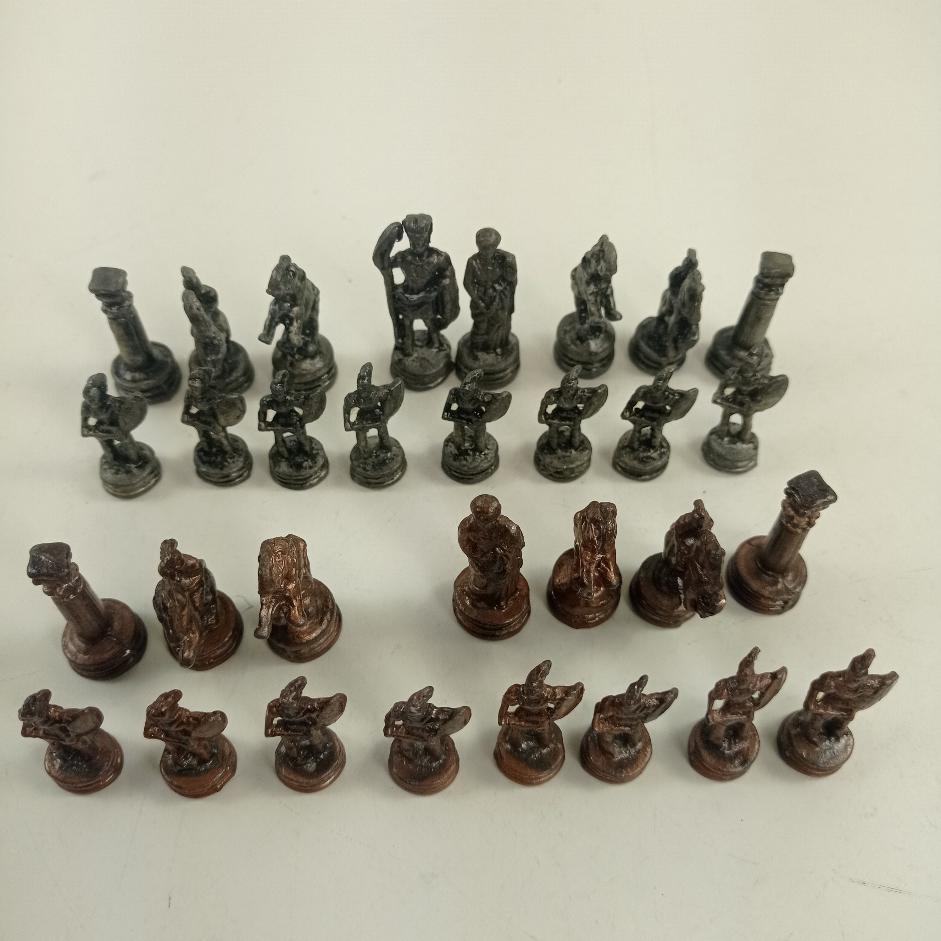 Figurines en plomb de jeu d'échec. Très bon état - Vue 4 - 
