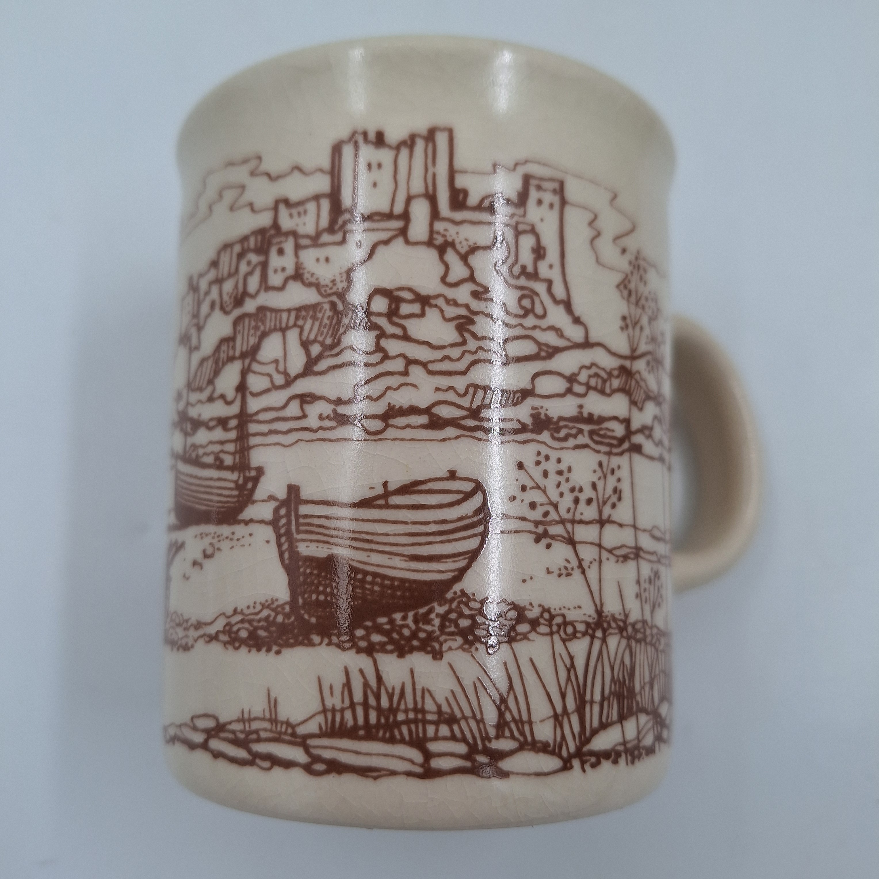 Voir photo 5 de Lot de 6 tasses / mugs. Céramique. Crème avec décor de village. Estampillées sous les pièces « MADE IN ENGLAND ». Lot de 6 tasses / mugs. Céramique. Crème avec décor de village. Estampillées sous les pièces « MADE IN ENGLAND ». Très bon état - Vue 5 -