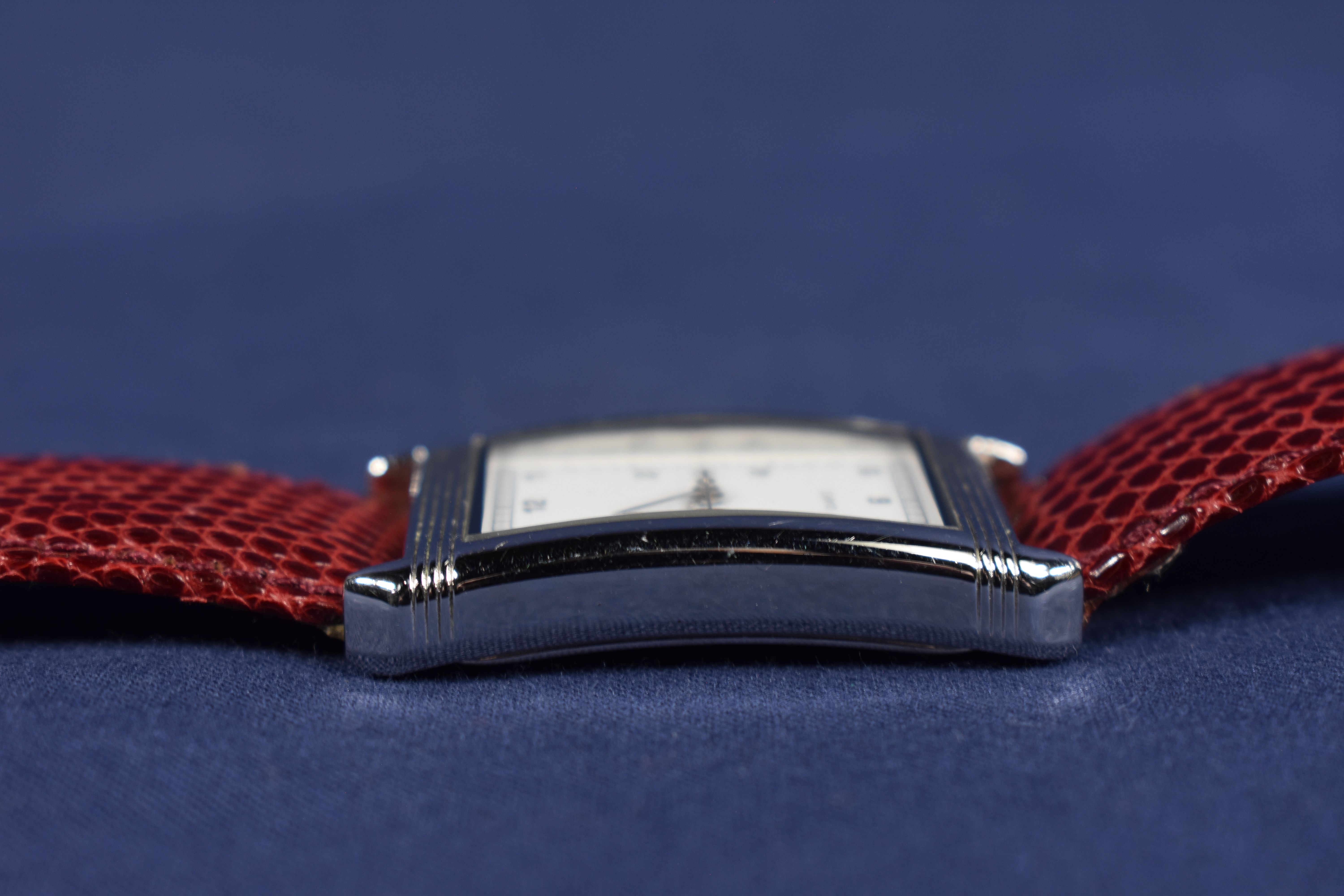 Montre à quartz en très bon état, bracelet neuf en lézard et pile neuve. - Photo 3