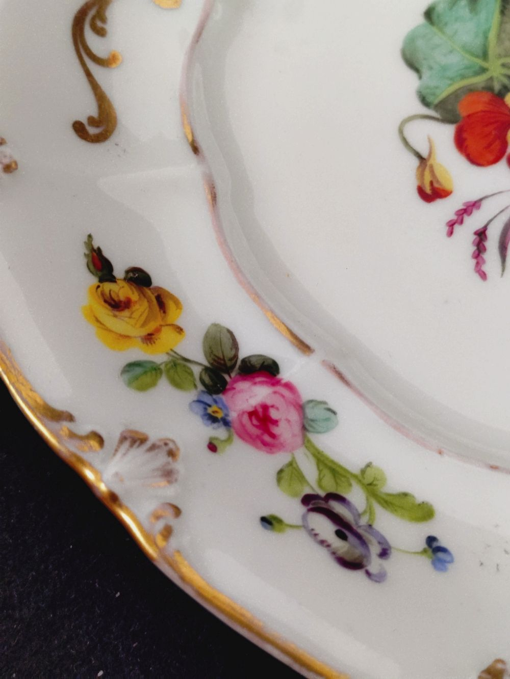 Théière et assiette plate en porcelaine de Limoges à décor floral. - Photo 14