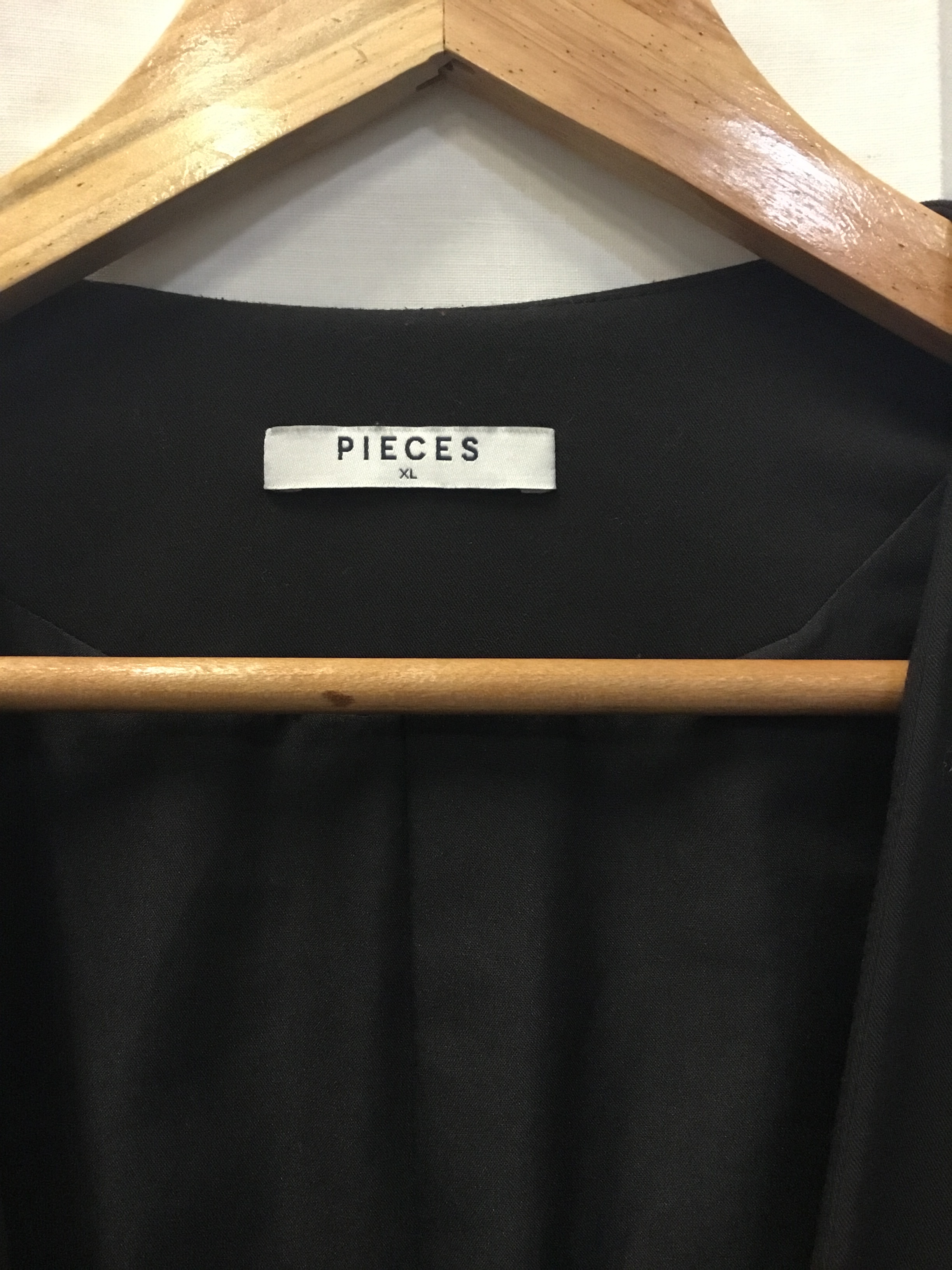 Voir photo 2 de Veste sans bouton noire croisée « Pièces » XL Veste sans bouton noire croisée « Pièces » XL Très bon état - Vue 2 -