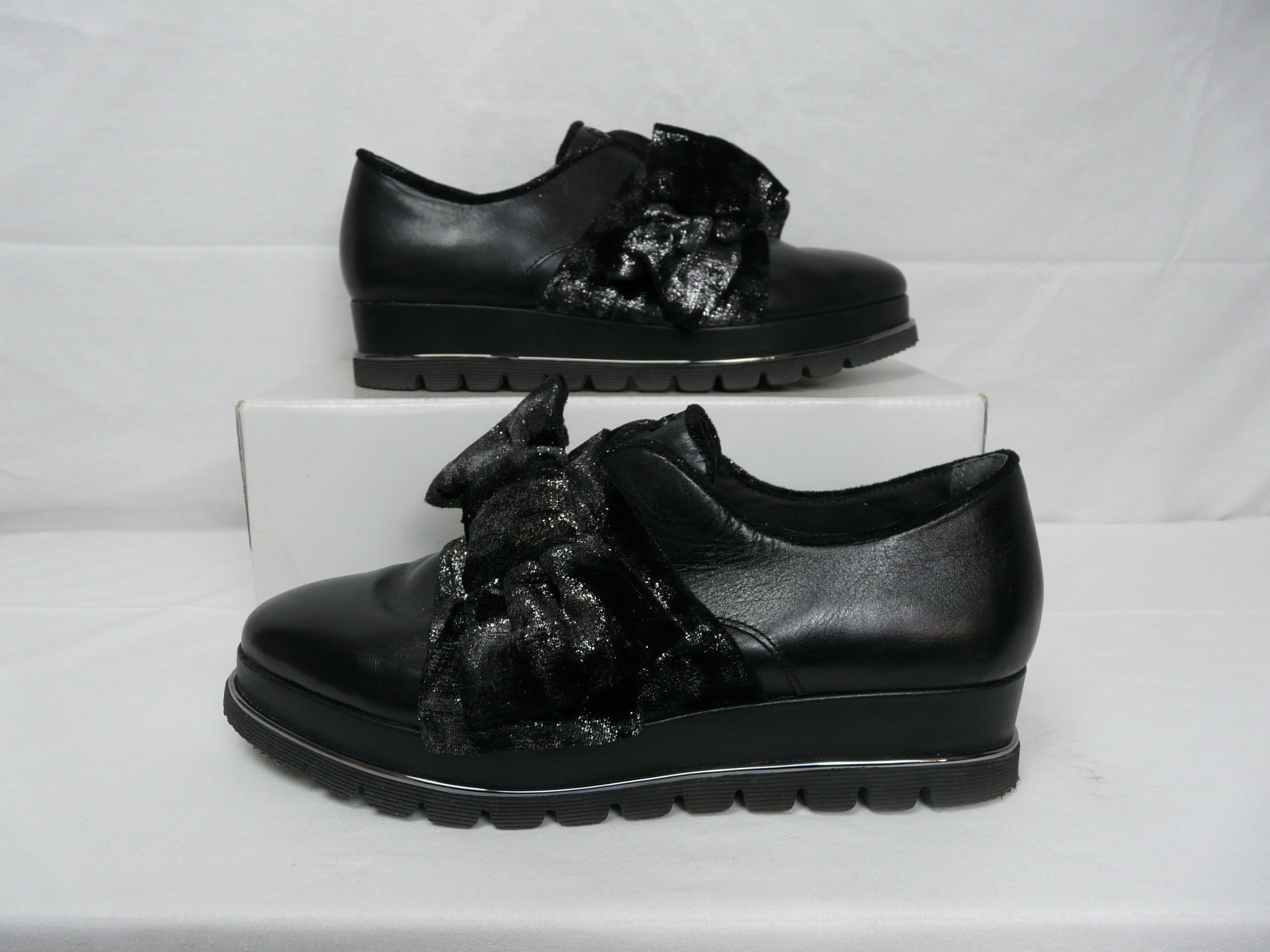 Voir photo 2 de C147 - Chaussures de ville en cuir - Tamaris - Pointure 39 C147 - Chaussures de ville en cuir - Tamaris - Pointure 39 Très bon état - Vue 2 -