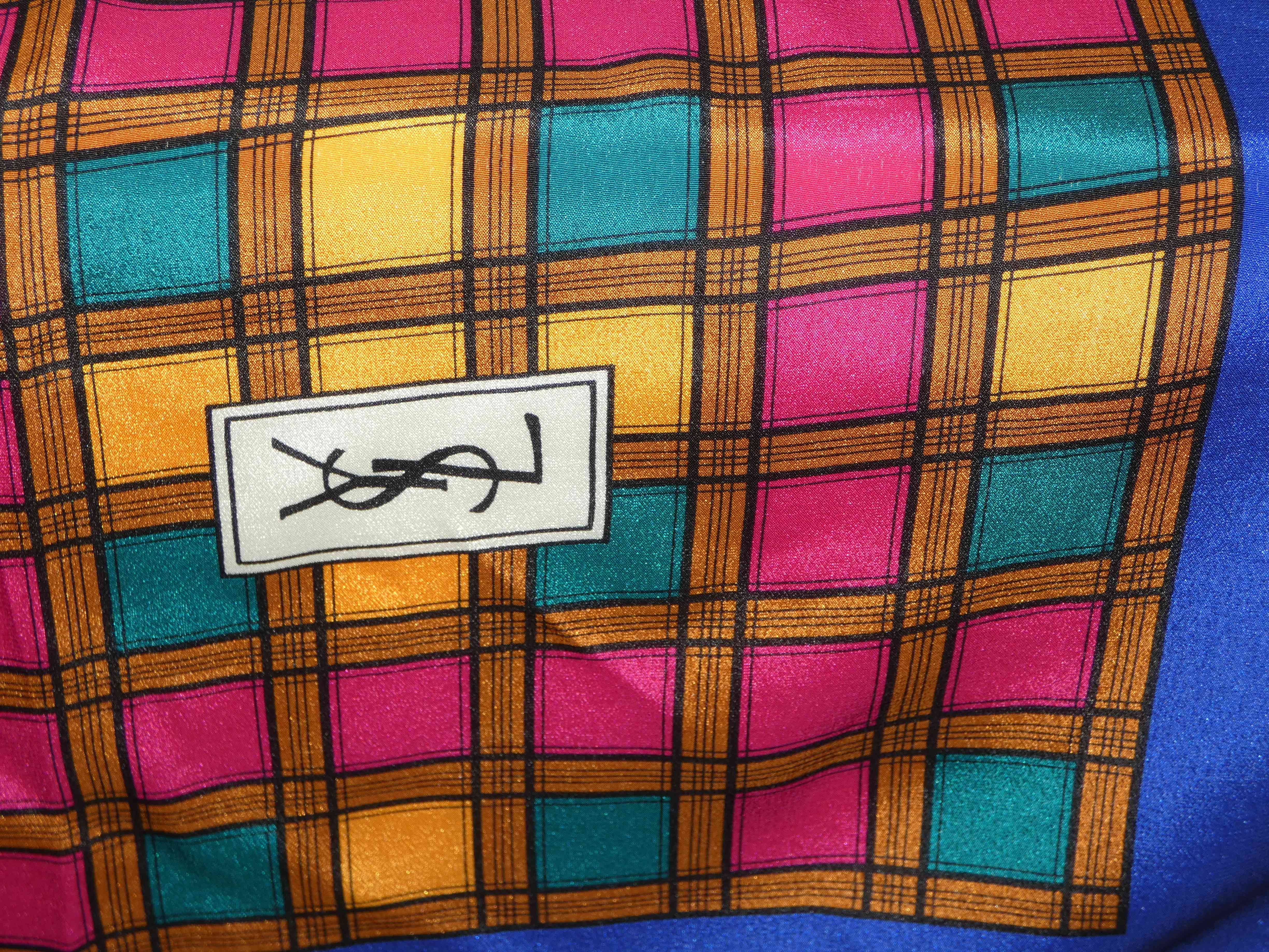 Foulard en 100 % soie de marque YVES SAINT LAURENT - Photo 1