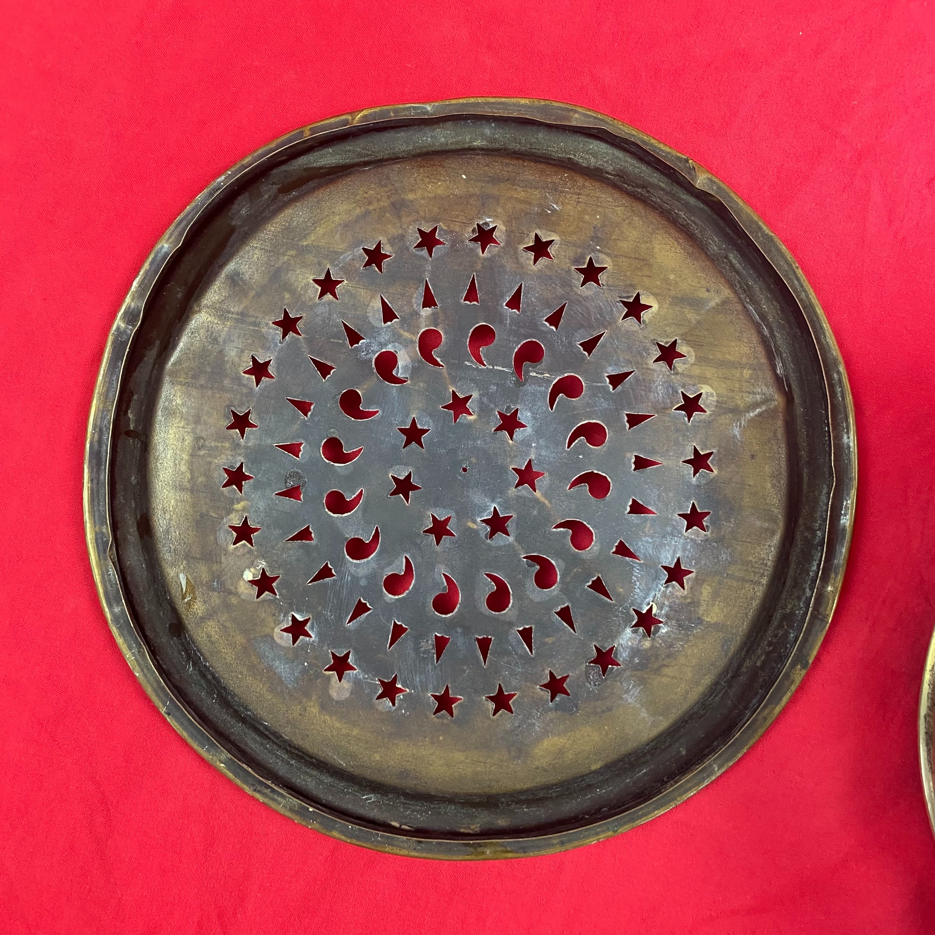 Chauffe-plat de table ancien en laiton ajouré - Fin XIXe/Début XXe  - Vue 7 - 