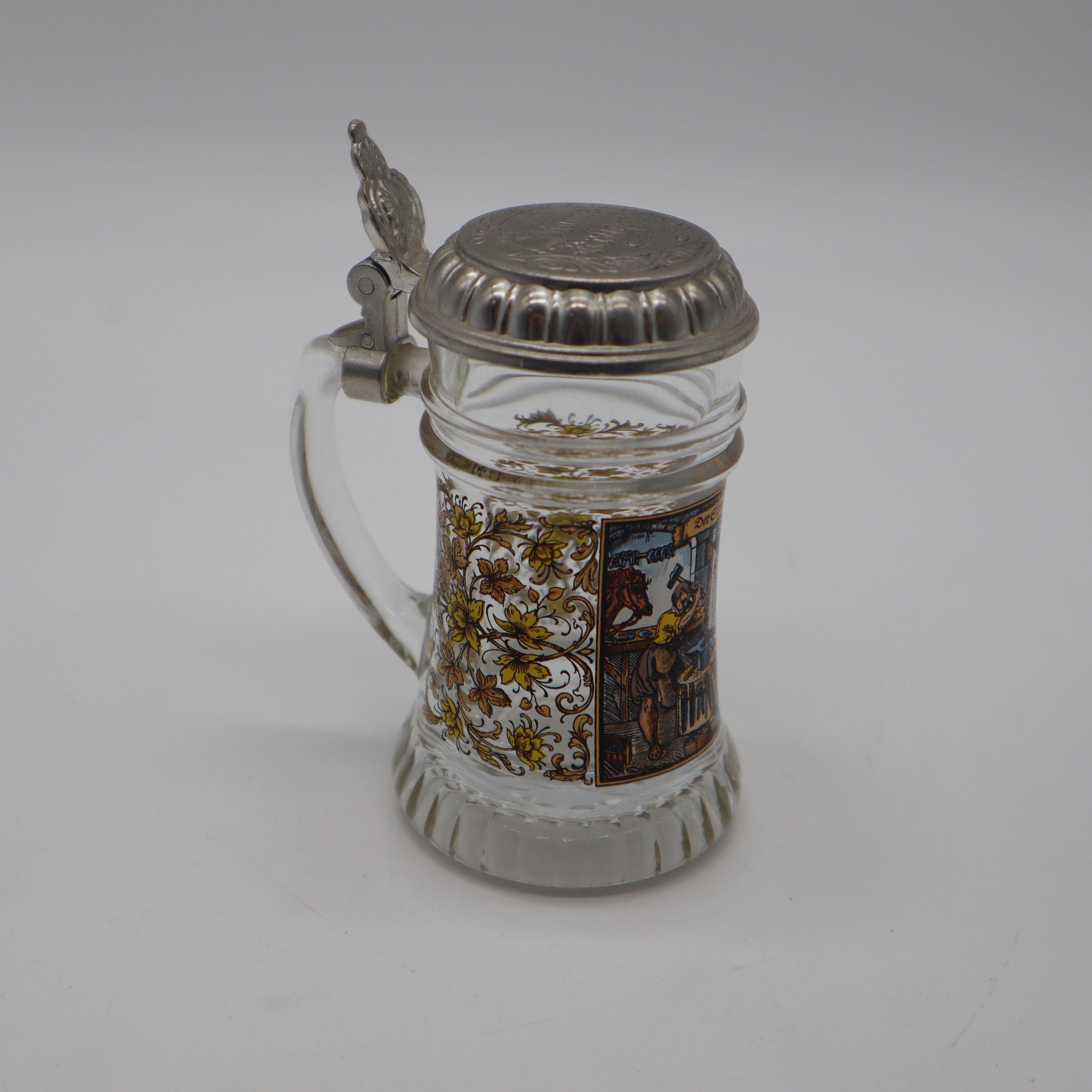 Chope à bière Allemande en verre émaillé à décor de forgerons.  Très bon état -  reconditionné disponible sur Label Emmaüs