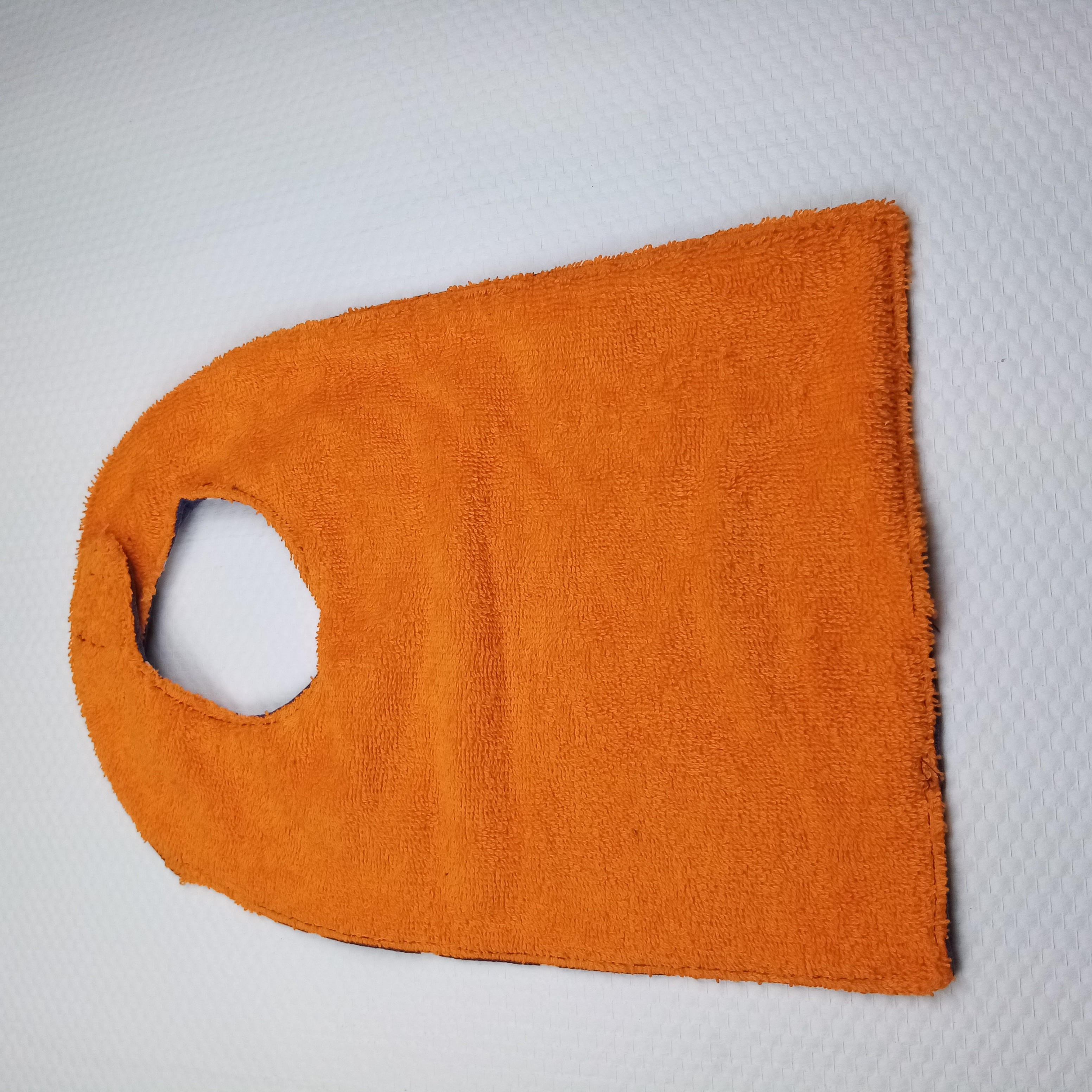 Bavoir enfant orange / Fait dans nos ateliers Acsomur, à partir de tissu recyclé - Photo 2