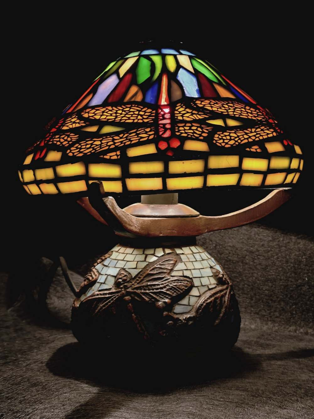 Lampe de table conique Tiffany traditionnelle, dôme en verre coloré et plombé avec Libellules, pied bronze, Art Nouveau. - Photo 6