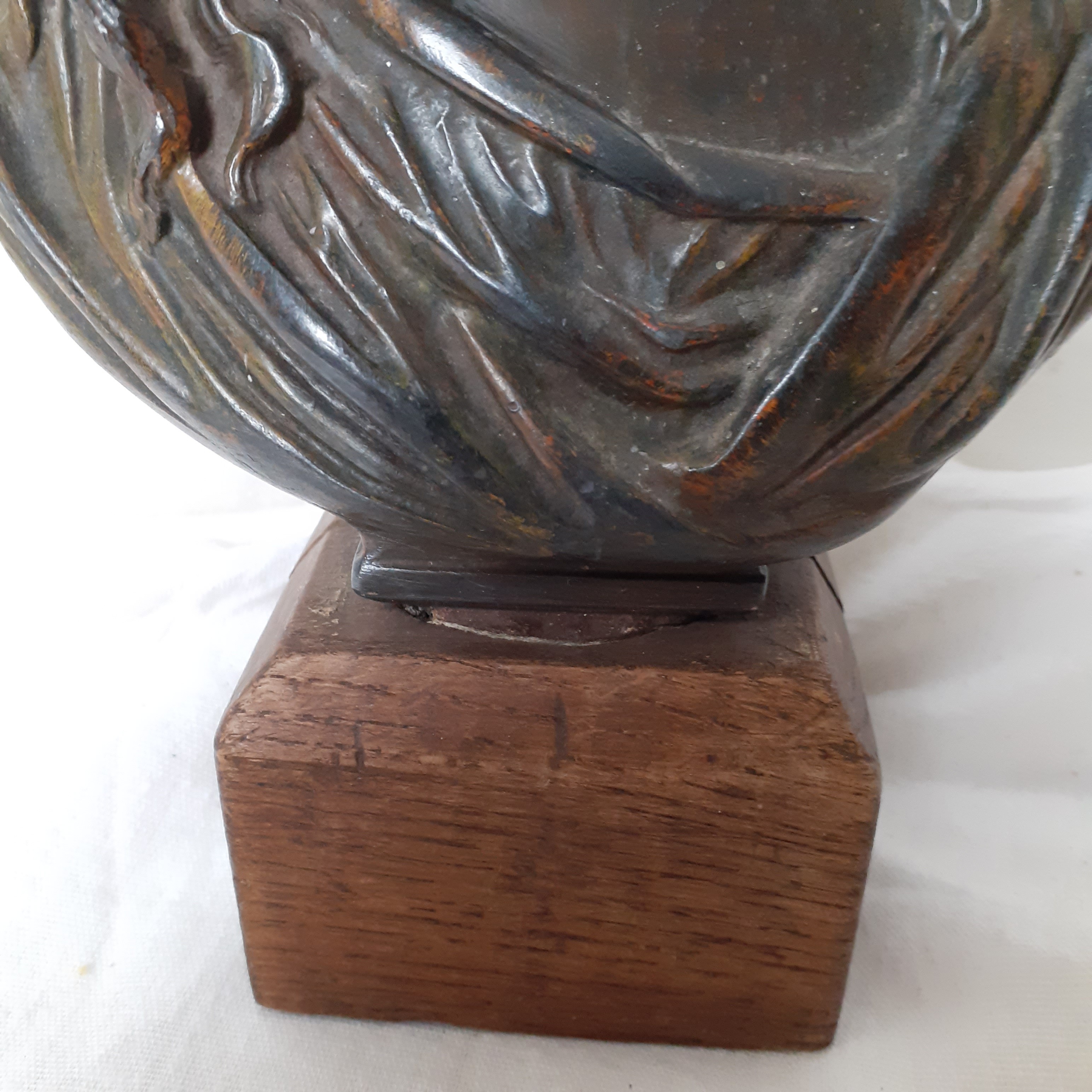 Statuette en buste du Christ en régule.  - Vue 3 - 