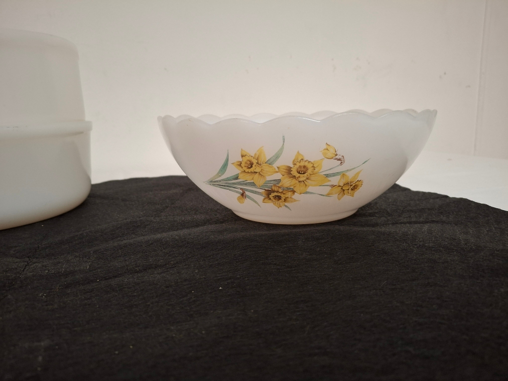 Plats, cocotte et saladier ARCOPAL modèle JONQUILLES années 60 - Photo 4