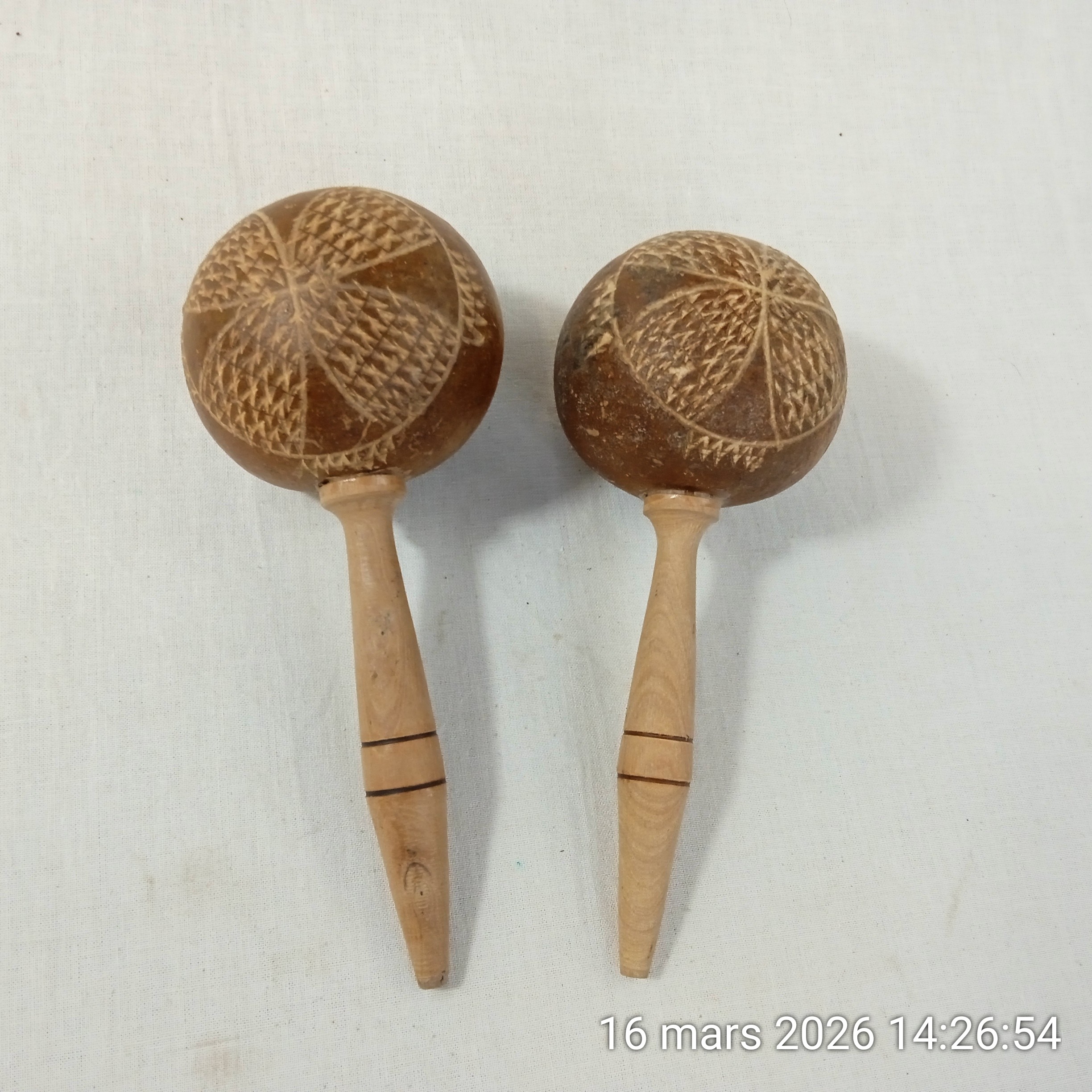 Voir photo 2 de Paire de maracas en bois artisanat CUBA Paire de maracas en bois artisanat CUBA Bon état - Vue 2 -