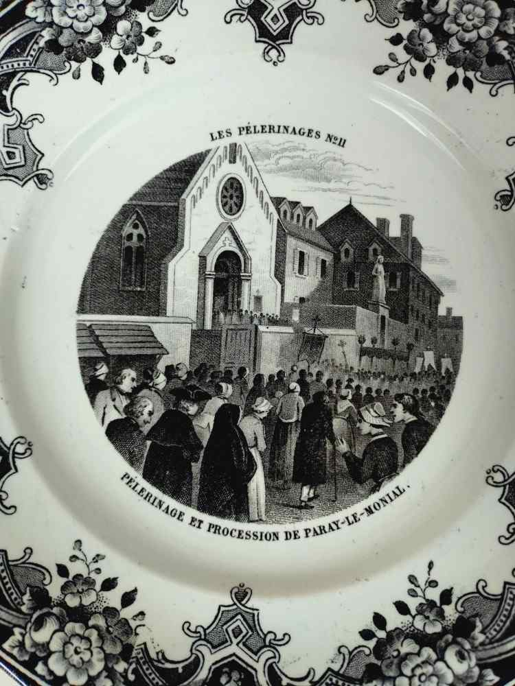 Voir photo 5 de 8 assiettes anciennes, à dessert, des Pèlerinages " Creil et Montereau", en faïence. 8 assiettes anciennes, à dessert, des Pèlerinages " Creil et Montereau", en faïence. Bon état - Vue 5 -