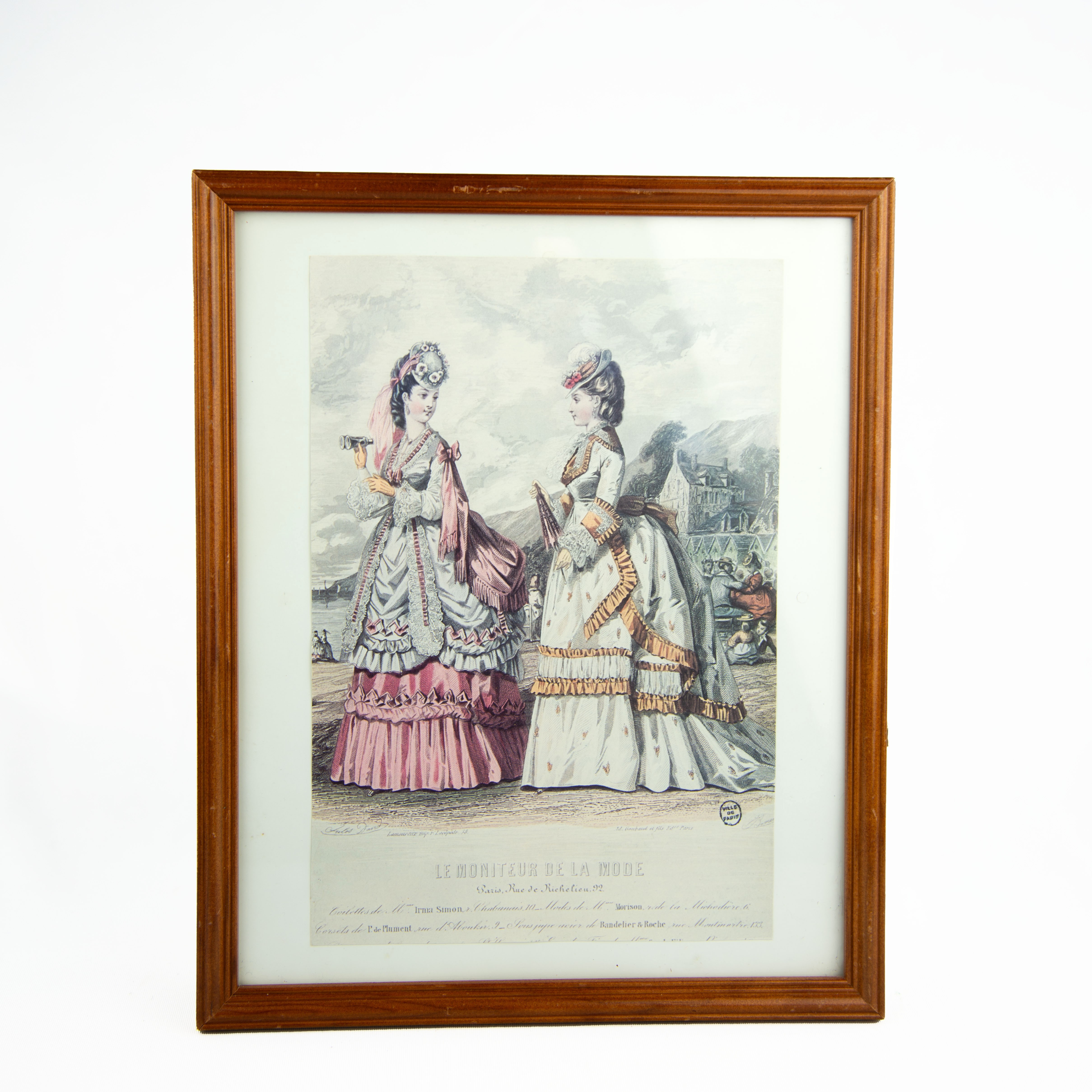 Lithographie "Le moniteur de la mode" par Jules David du XIXe siècle sur les modes parisiennes avec deux femmes riches en robes et chapeaux rose et doré des années 1870 de 32cm sur 26cm Bon état -  reconditionné disponible sur Label Emmaüs