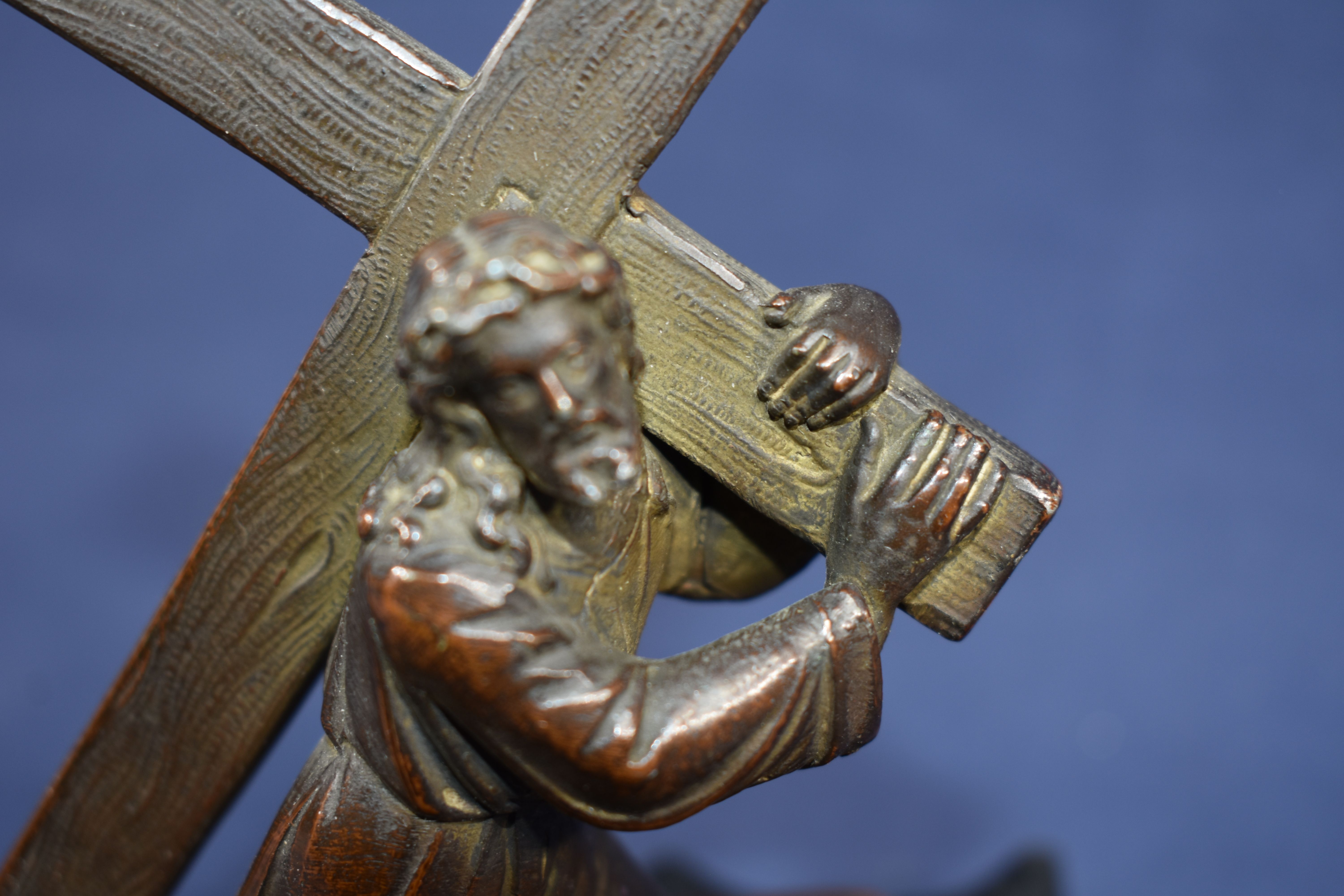 Statuette du Christ portant sa croix ( bronze sur marbre ), longueur 12.5, largeur 8.5 et hauteur 10 cm. - Photo 7