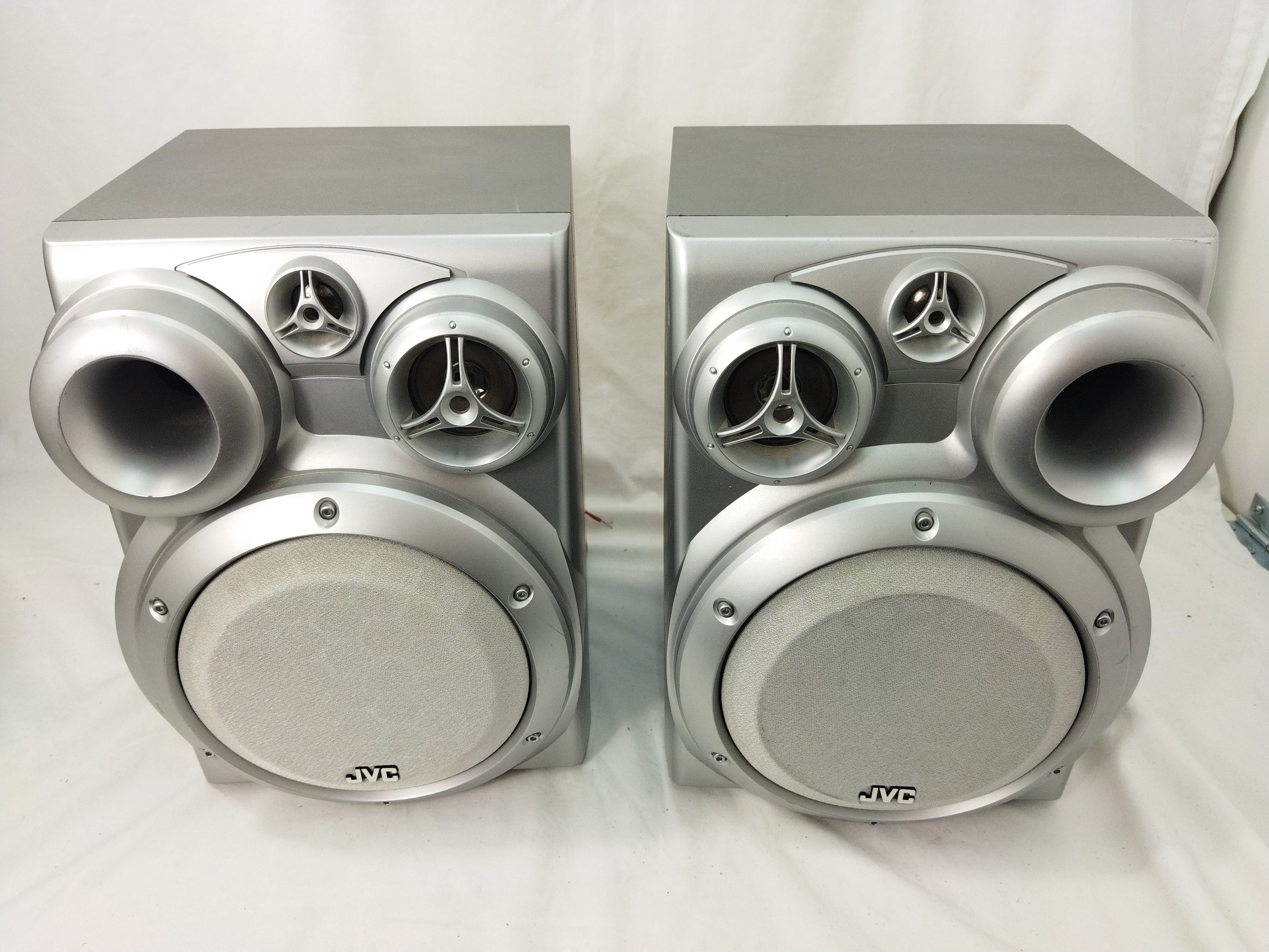 Paire d'enceintes JVC - Bon état sur Label Emmaüs