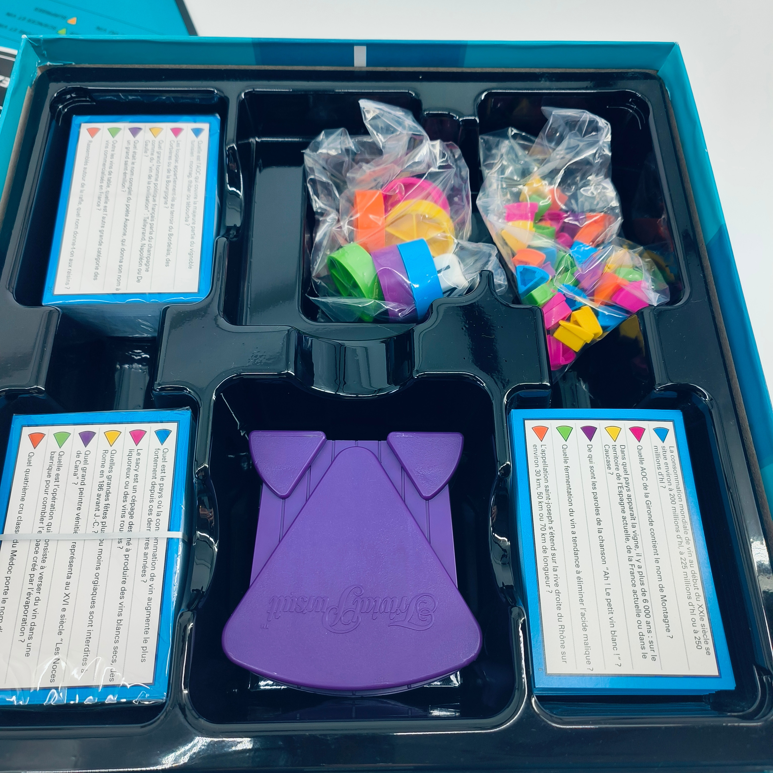 Voir photo 2 de Jeu de société-Trivial Pursuit-édition des vins-Hasbro gaming Jeu de société-Trivial Pursuit-édition des vins-Hasbro gaming - Vue 2 -