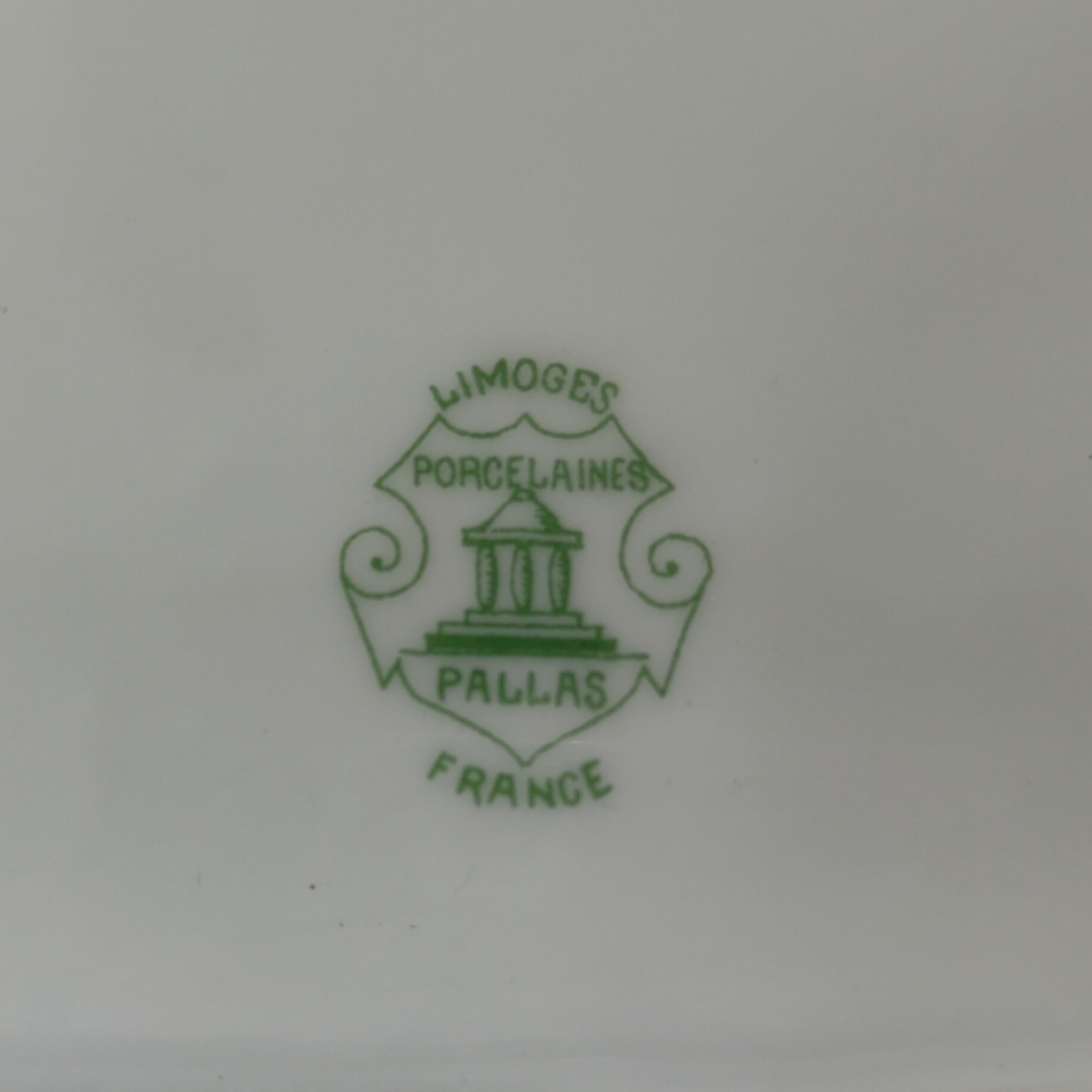 Lot de 2 plats de service en porcelaine de Limoges à motifs florale. pour la maison pas cher
