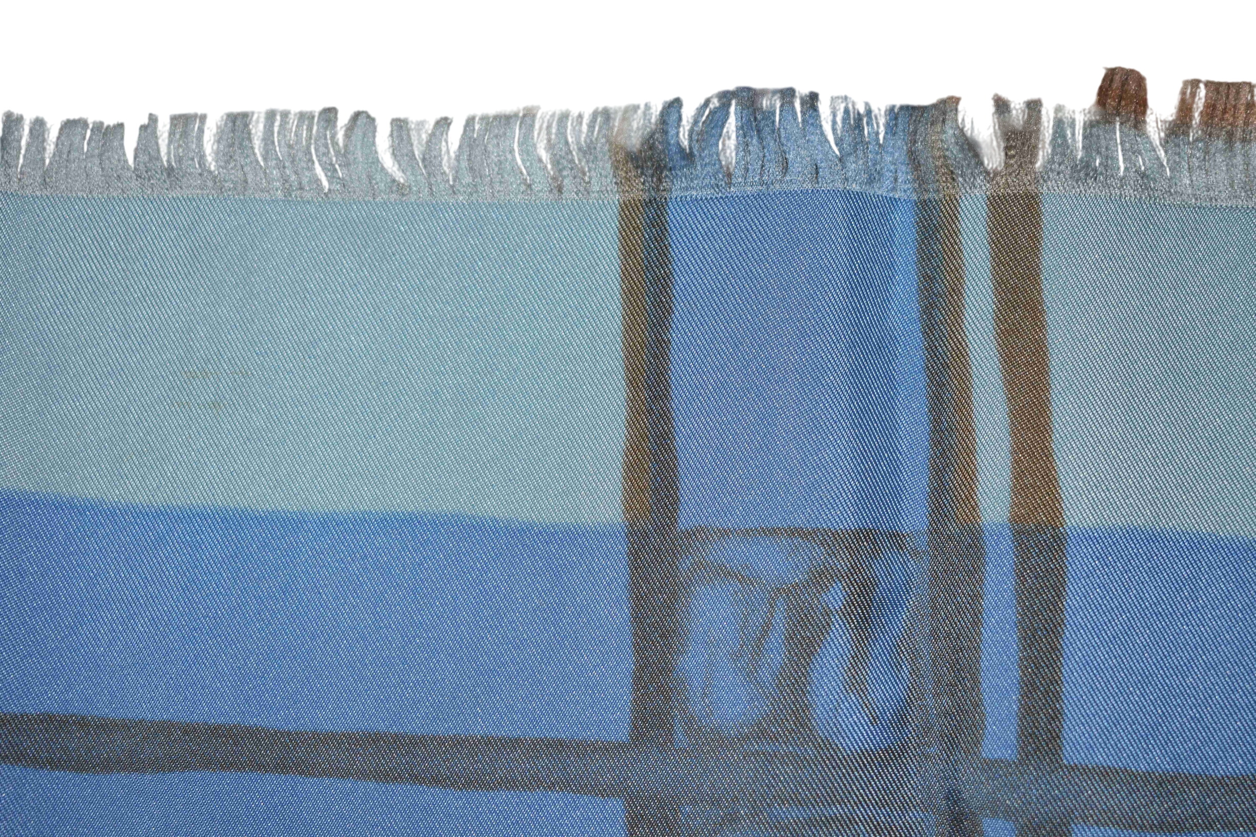 Foulard en Twill ( 90 x 81 cm ) dans les tons ocres et bleus. Bon état -  reconditionné disponible sur Label Emmaüs