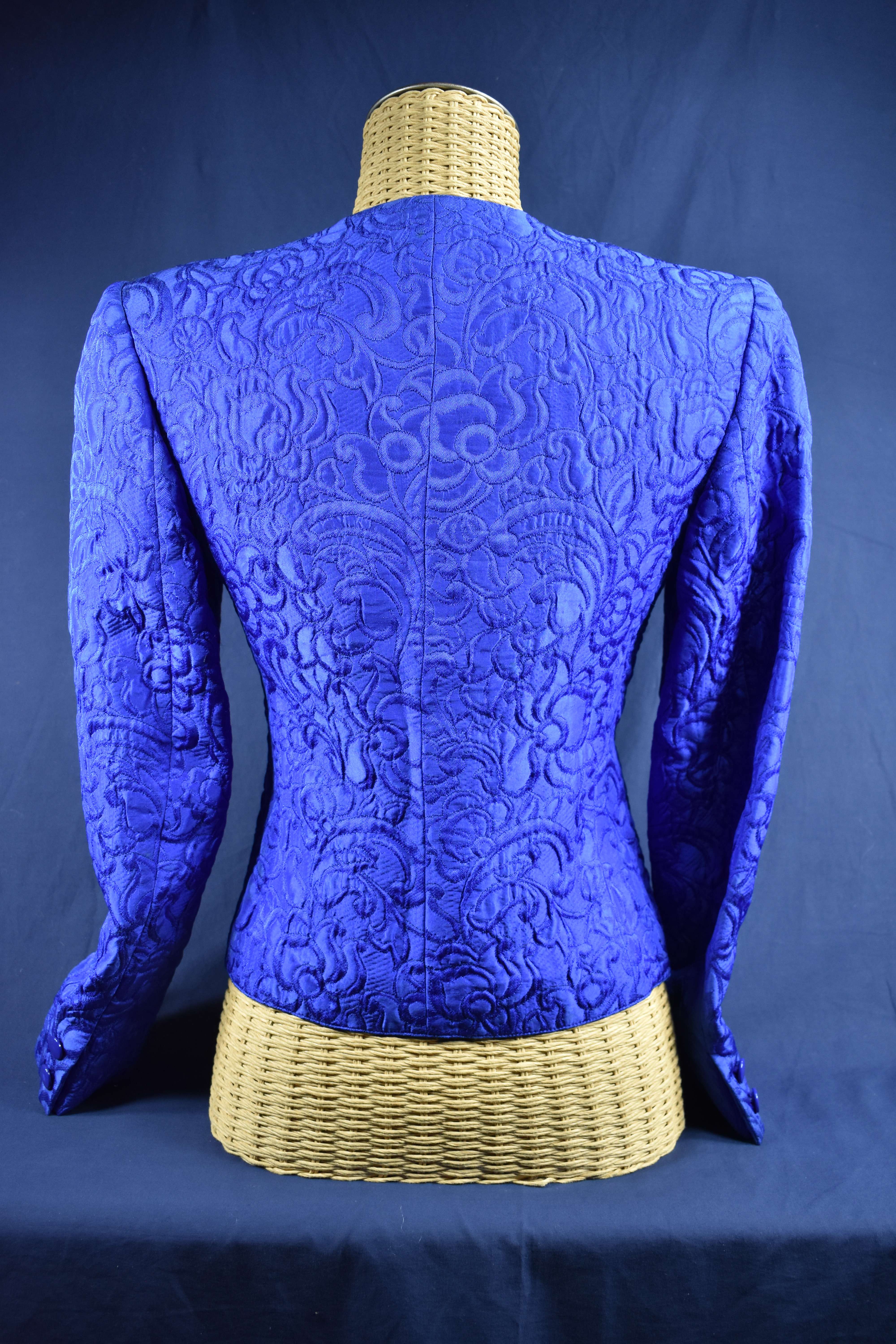 Voir photo 5 de Veste " vintage " Guy LAROCHE, bleu électrique taille 34, saison 2003. Veste " vintage " Guy LAROCHE, bleu électrique taille 34, saison 2003. Bon état - Vue 5 -