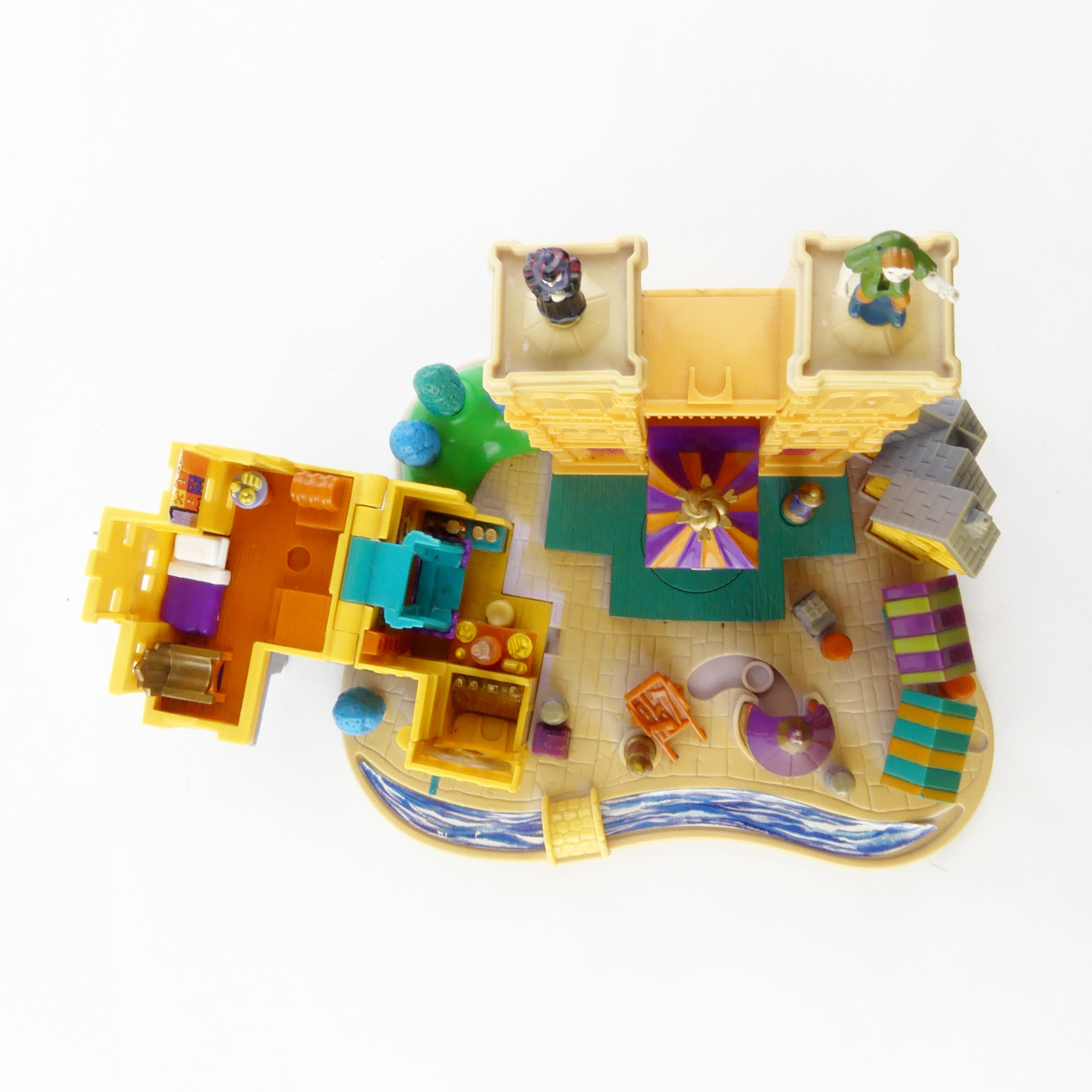 Voir photo 8 de Polly Pocket Notre Dame de Paris et 2 figurines Bluebird 1995 Polly Pocket Notre Dame de Paris et 2 figurines Bluebird 1995 Bon état - Vue 8 -
