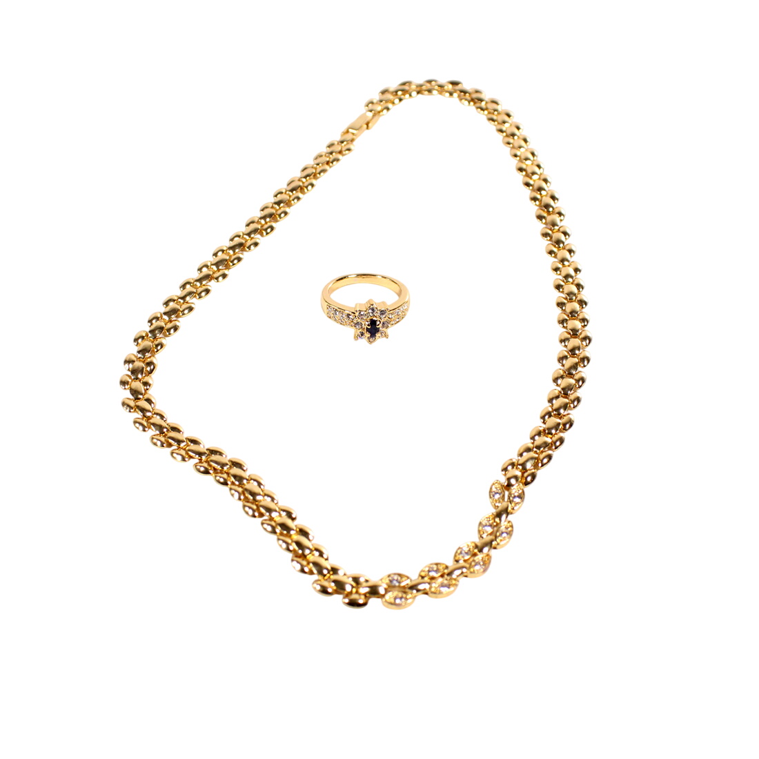 Collier et bague en métal doré  -  reconditionné disponible sur Label Emmaüs